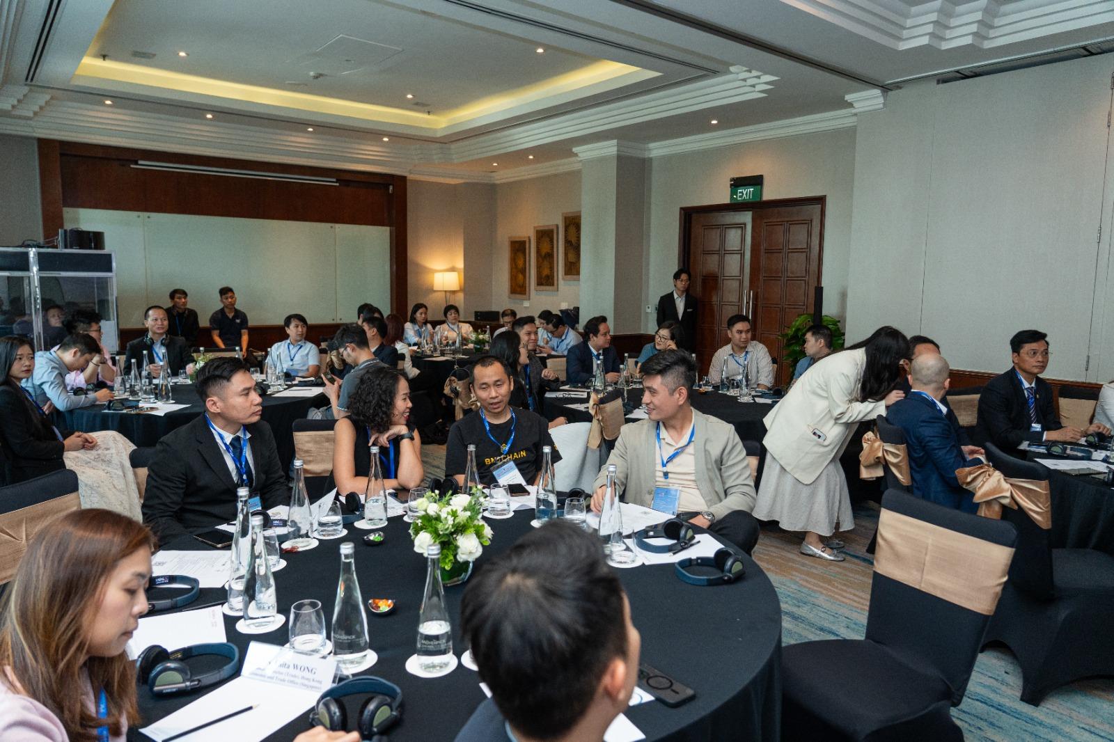 The Hong Kong Economic and Trade Office in Singapore (Singapore ETO) promoted Hong Kong throughout Vietnam from the north to the south in April and May. On April 16, the Singapore ETO and Invest Hong Kong cohosted a business seminar and networking event titled "Hong Kong - The Launchpad for Your AI-Driven Success" in Hanoi, the capital of Vietnam. Supported by the Vietnam Software & IT Services Association (VINASA), the event was attended by founders, owners, and senior executives from over 30 companies from sectors including artificial intelligence, cybersecurity, and information and communications technology. 