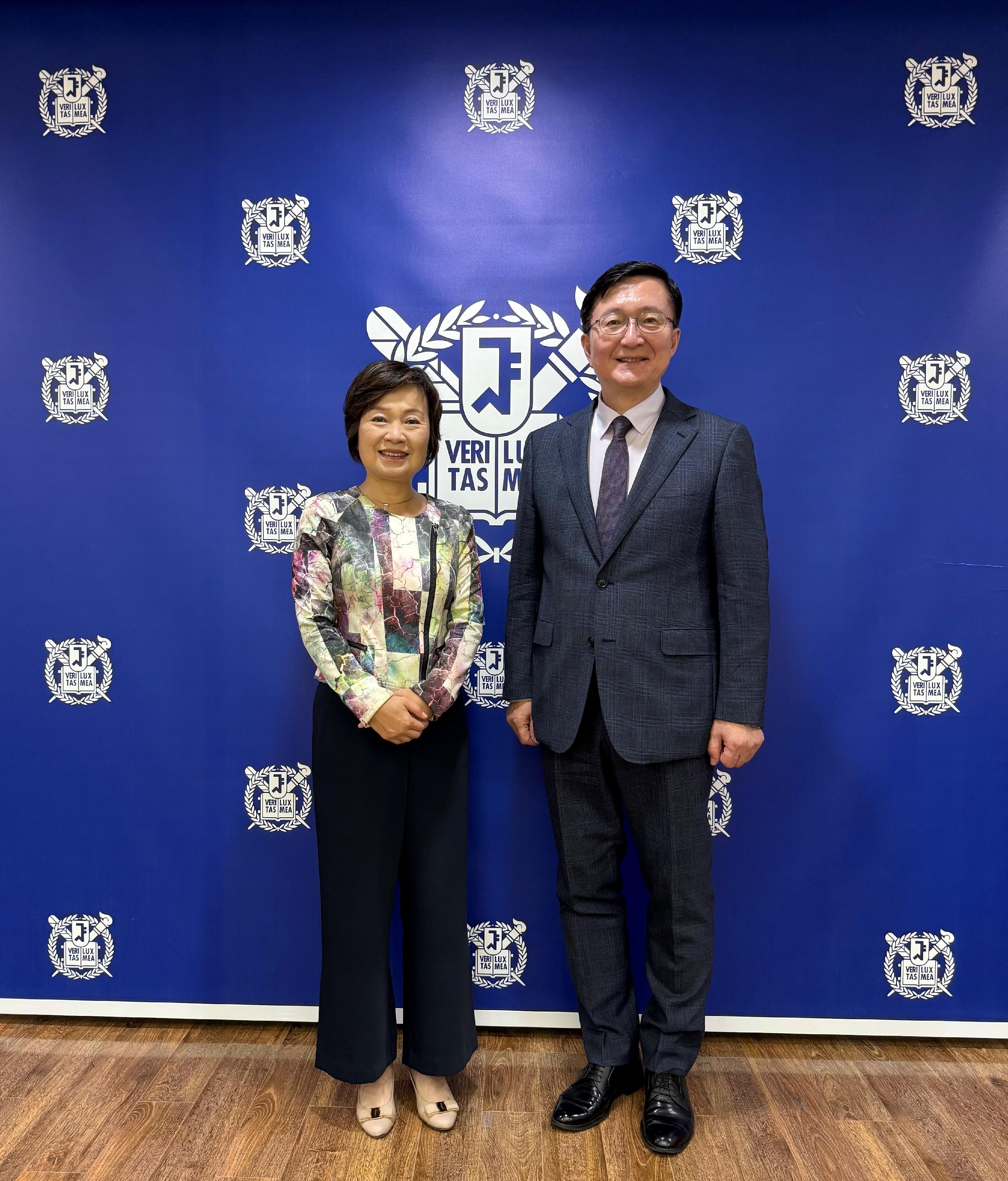 The Secretary for Education, Dr Choi Yuk-lin, visited Seoul National University in Seoul, Korea, today (May 16) and exchanged views with the President of the University, Dr Ryu Hong Lim, on deepening higher education collaboration between Korea and Hong Kong. Photo shows Dr Choi (left) and Dr Ryu (right).
