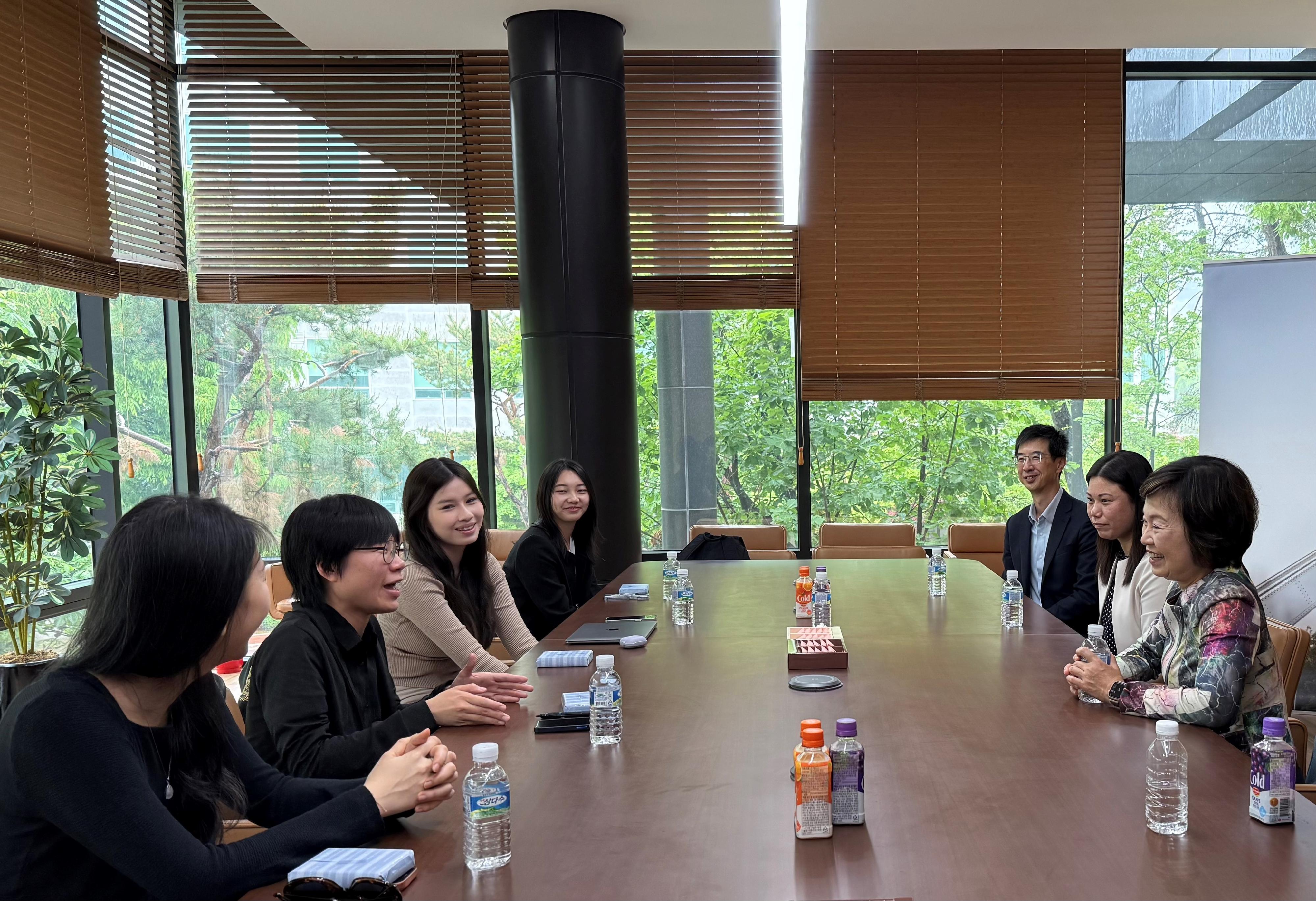 The Secretary for Education, Dr Choi Yuk-lin, visited Seoul National University in Seoul, Korea, today (May 16). Photo shows Dr Choi (first right) meeting Hong Kong students studying at the university to learn about their school life.