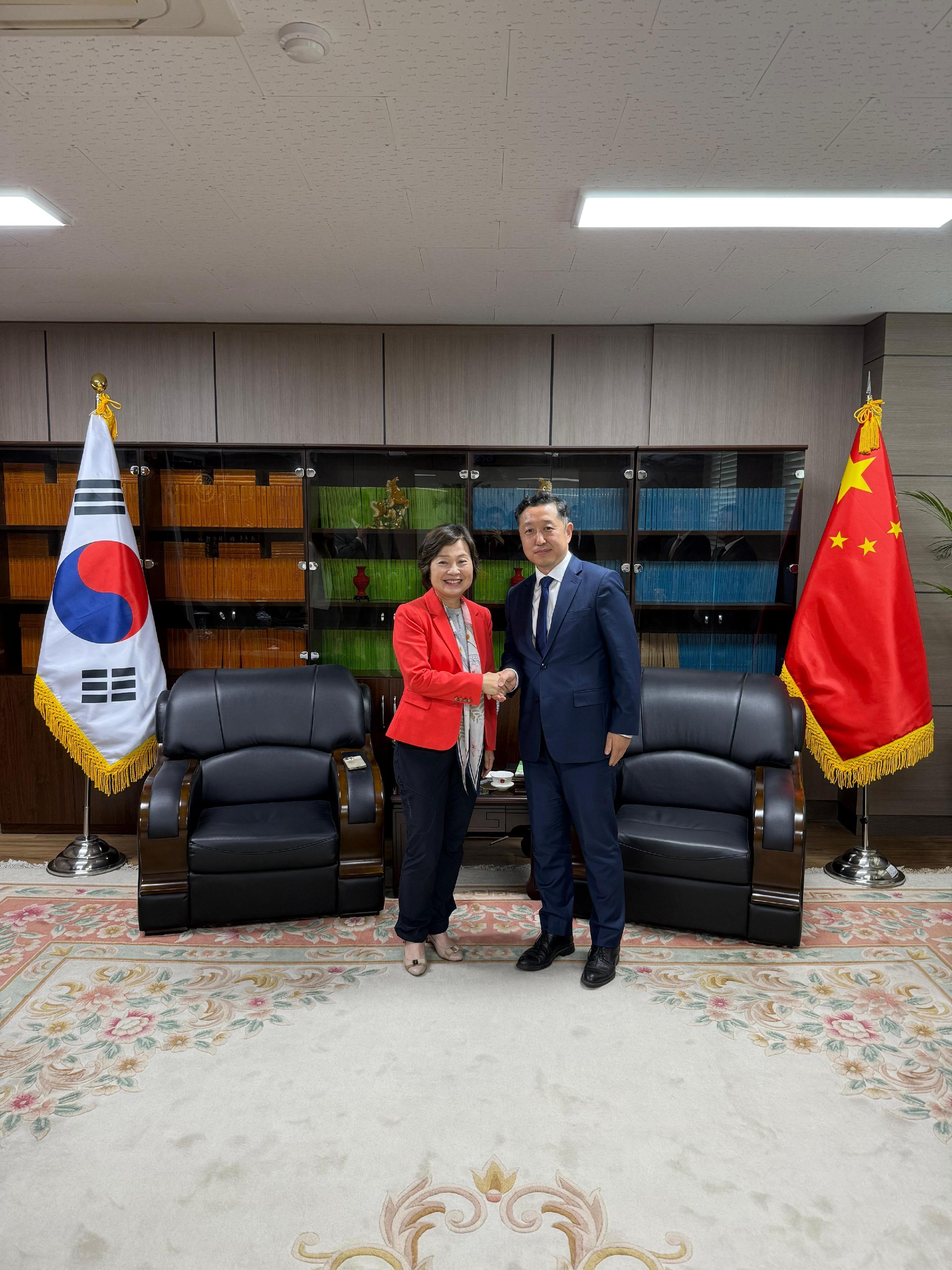 The Secretary for Education, Dr Choi Yuk-lin (left), paid a courtesy call on the Consul General of China in Jeju, Mr Chen Jianjun (right), in Jeju, Korea, yesterday (May 15) to introduce Hong Kong's latest education policy.