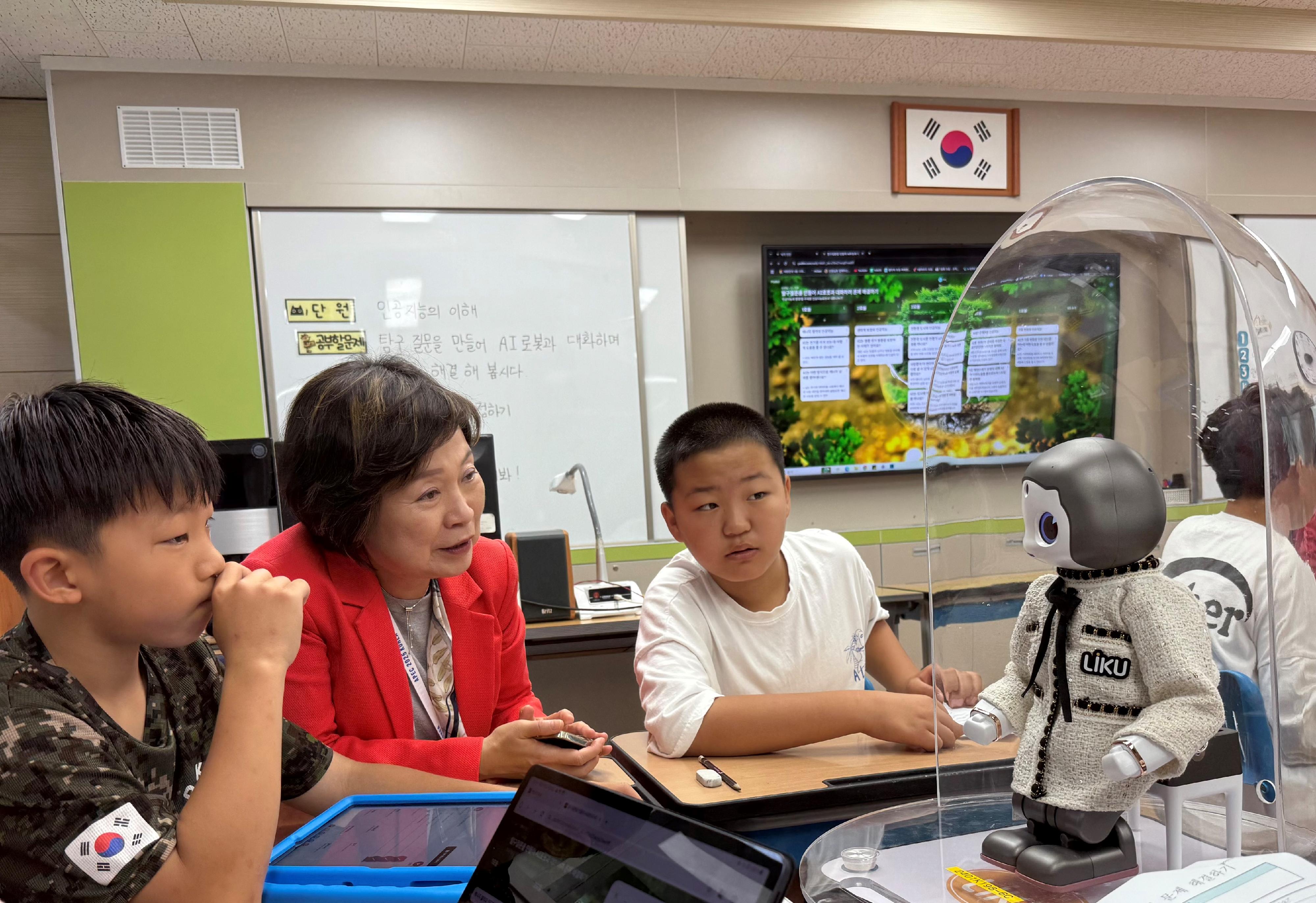 The Secretary for Education, Dr Choi Yuk-lin (centre), participated in a side event of the Asia-Pacific Economic Cooperation Education Ministerial Meeting in Jeju, Korea, yesterday (May 15) to visit an elementary school to learn about the school's experiences in promoting AI and digital innovation education.