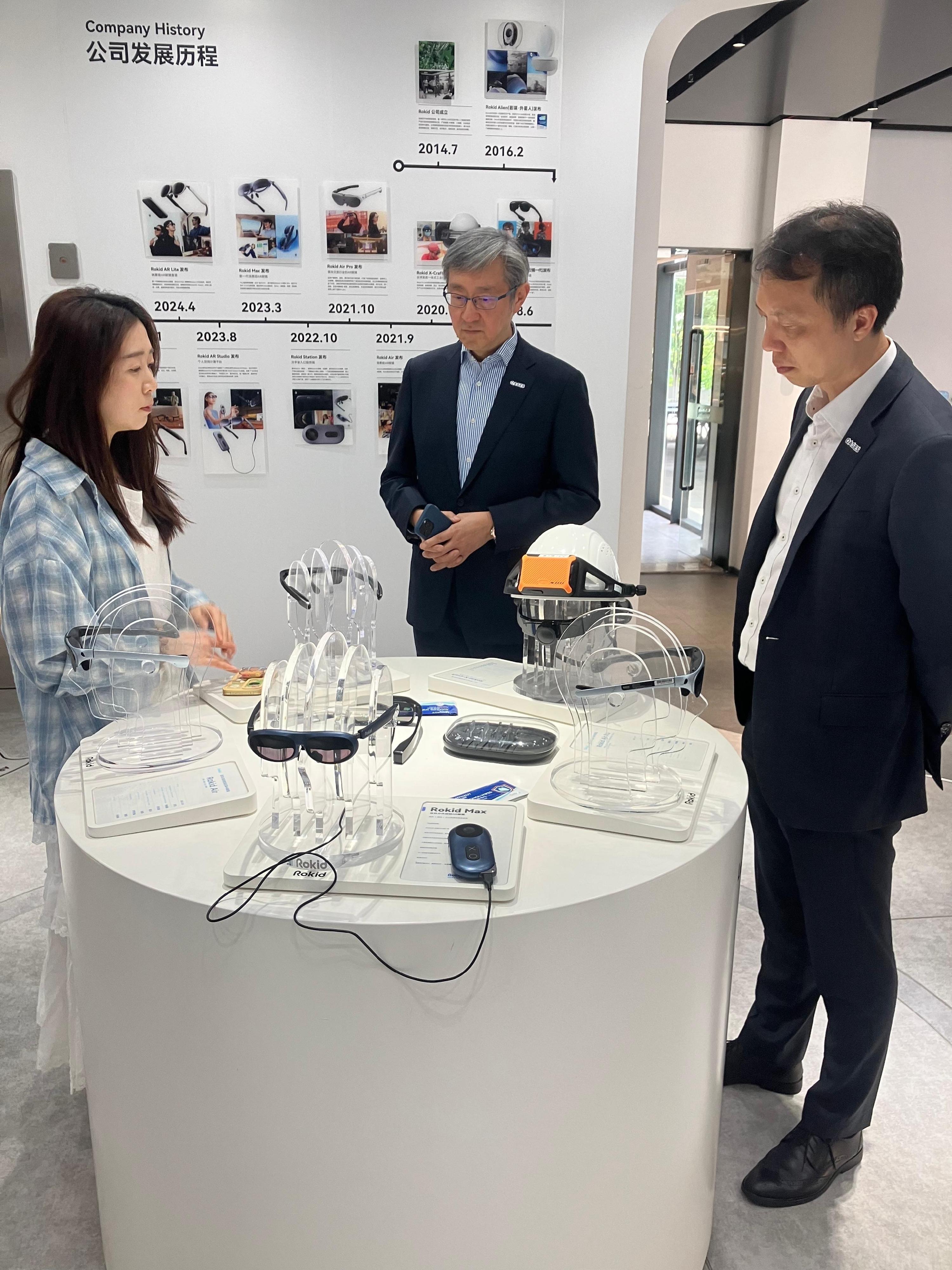 The Director-General of the Office for Attracting Strategic Enterprises (OASES), Mr Peter Yan, today (May 16) concluded his visit to Hangzhou and Shanghai. The visit was aimed to promote Hong Kong's latest developments and new opportunities in the innovation and technology industry and attract potential strategic enterprises to establish their presence in Hong Kong. Photo shows the Director-General of OASES, Mr Peter Yan (middle) and the Executive Director, Mr Bryan Peng (right), visited an enterprise in AI sector in Hangzhou.