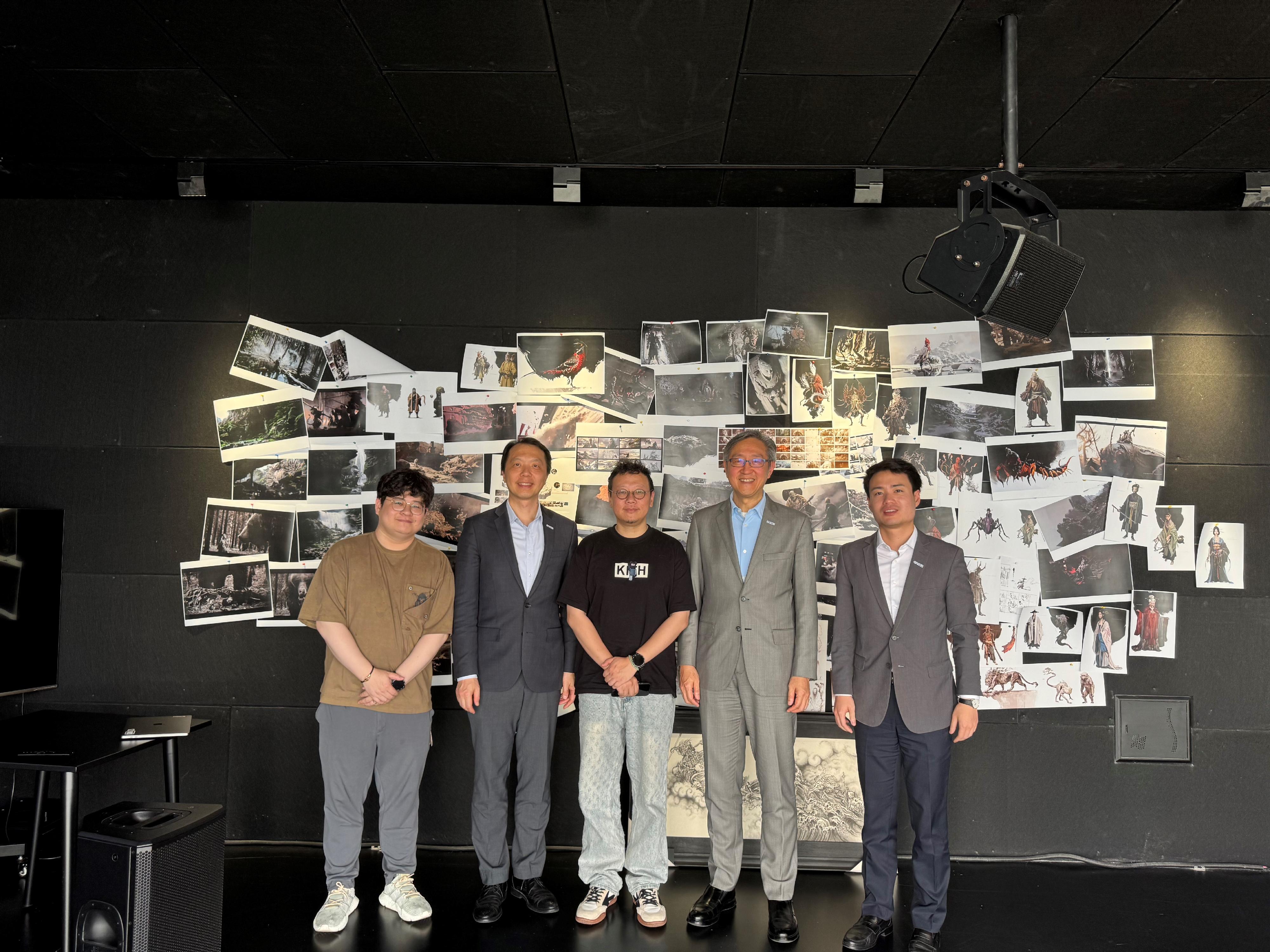 The Director-General of the Office for Attracting Strategic Enterprises (OASES), Mr Peter Yan, today (May 16) concluded his visit to Hangzhou and Shanghai. The visit was aimed to promote Hong Kong's latest developments and new opportunities in the innovation and technology industry and attract potential strategic enterprises to establish their presence in Hong Kong. Photo shows the Director-General of OASES, Mr Peter Yan (second right) and the Executive Director, Mr Bryan Peng (second left), visited an enterprise in cultural and creative industry in Hangzhou.