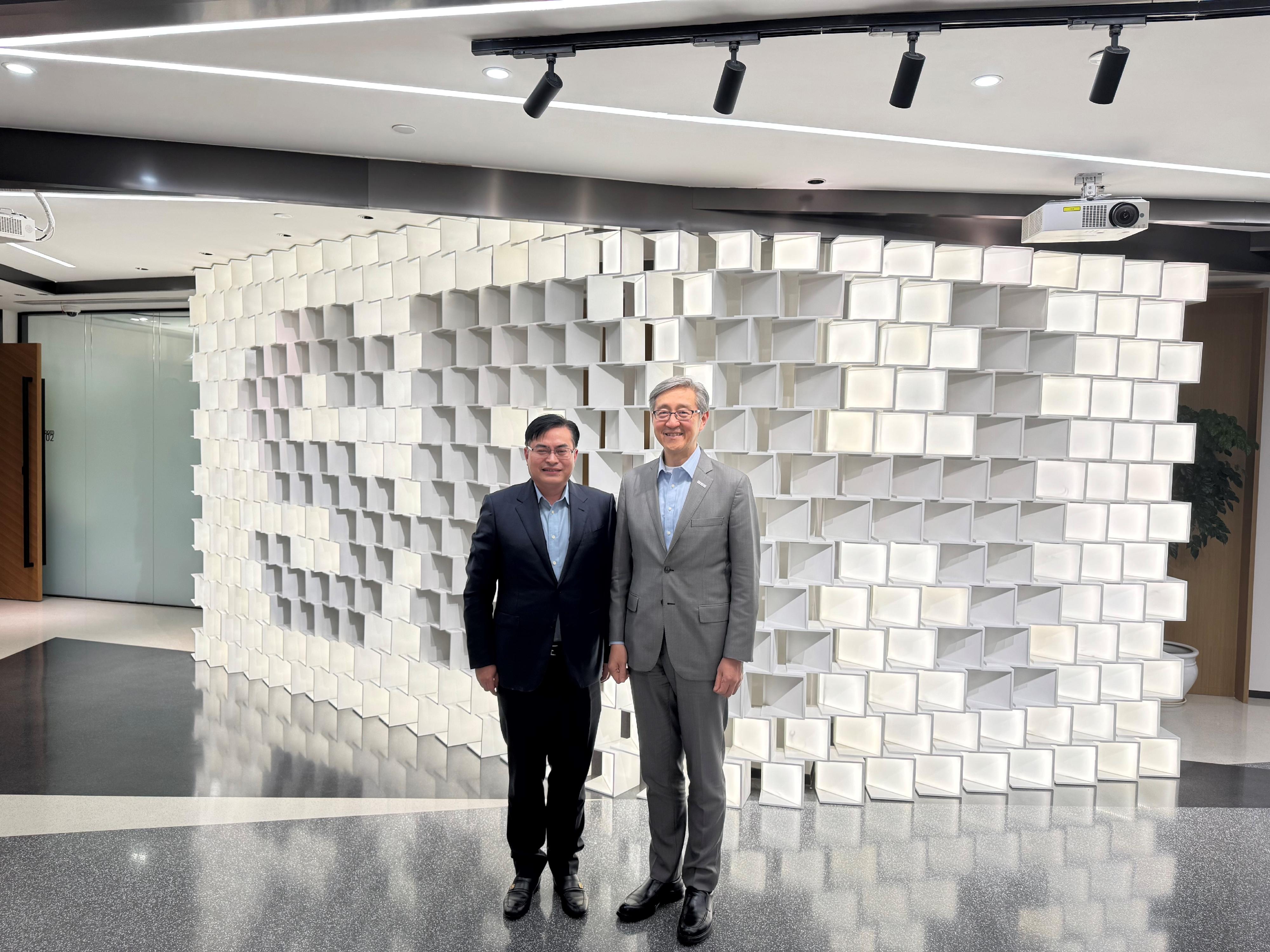 The Director-General of the Office for Attracting Strategic Enterprises (OASES), Mr Peter Yan, today (May 16) concluded his visit to Hangzhou and Shanghai. The visit was aimed to promote Hong Kong's latest developments and new opportunities in the innovation and technology industry and attract potential strategic enterprises to establish their presence in Hong Kong. Photo shows the Director-General of OASES, Mr Peter Yan (right) took a photo with the representative of a pharmaceutical enterprise in Shanghai.