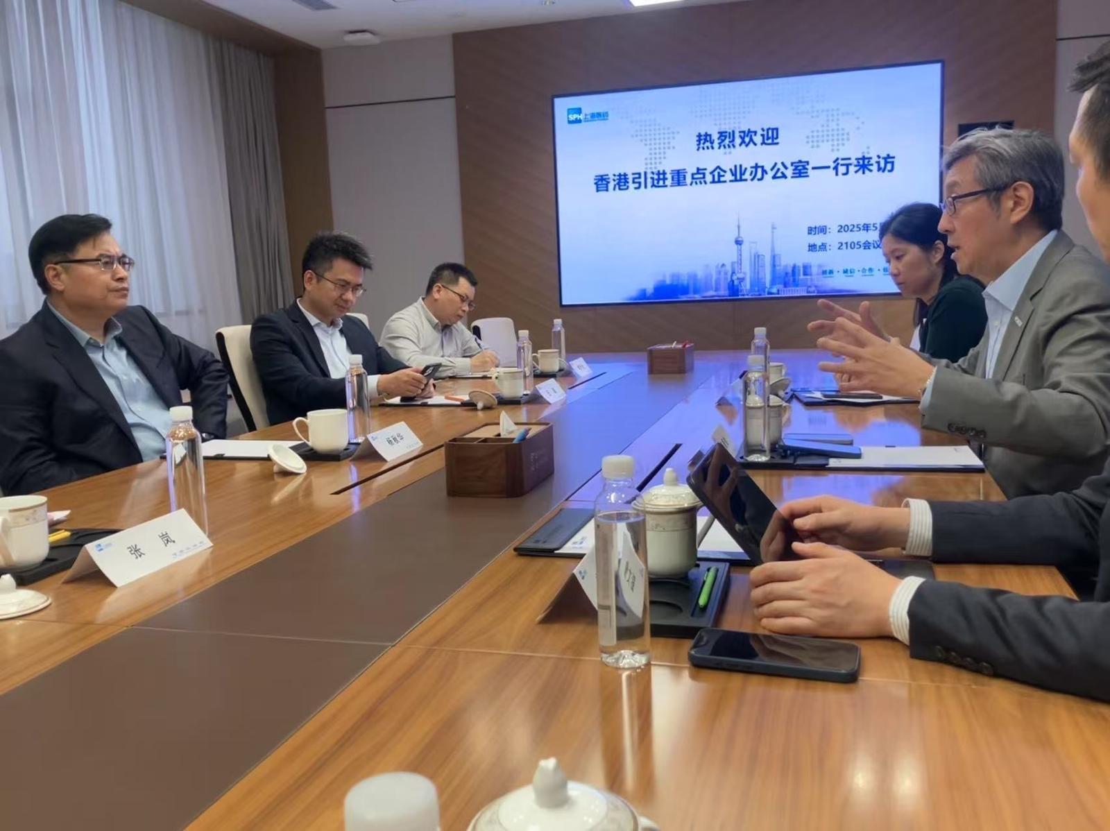 The Director-General of the Office for Attracting Strategic Enterprises (OASES), Mr Peter Yan, today (May 16) concluded his visit to Hangzhou and Shanghai. The visit was aimed to promote Hong Kong's latest developments and new opportunities in the innovation and technology industry and attract potential strategic enterprises to establish their presence in Hong Kong. Photo shows the Director-General of OASES, Mr Peter Yan (second right) met with the representatives of a pharmaceutical enterprise in Shanghai.