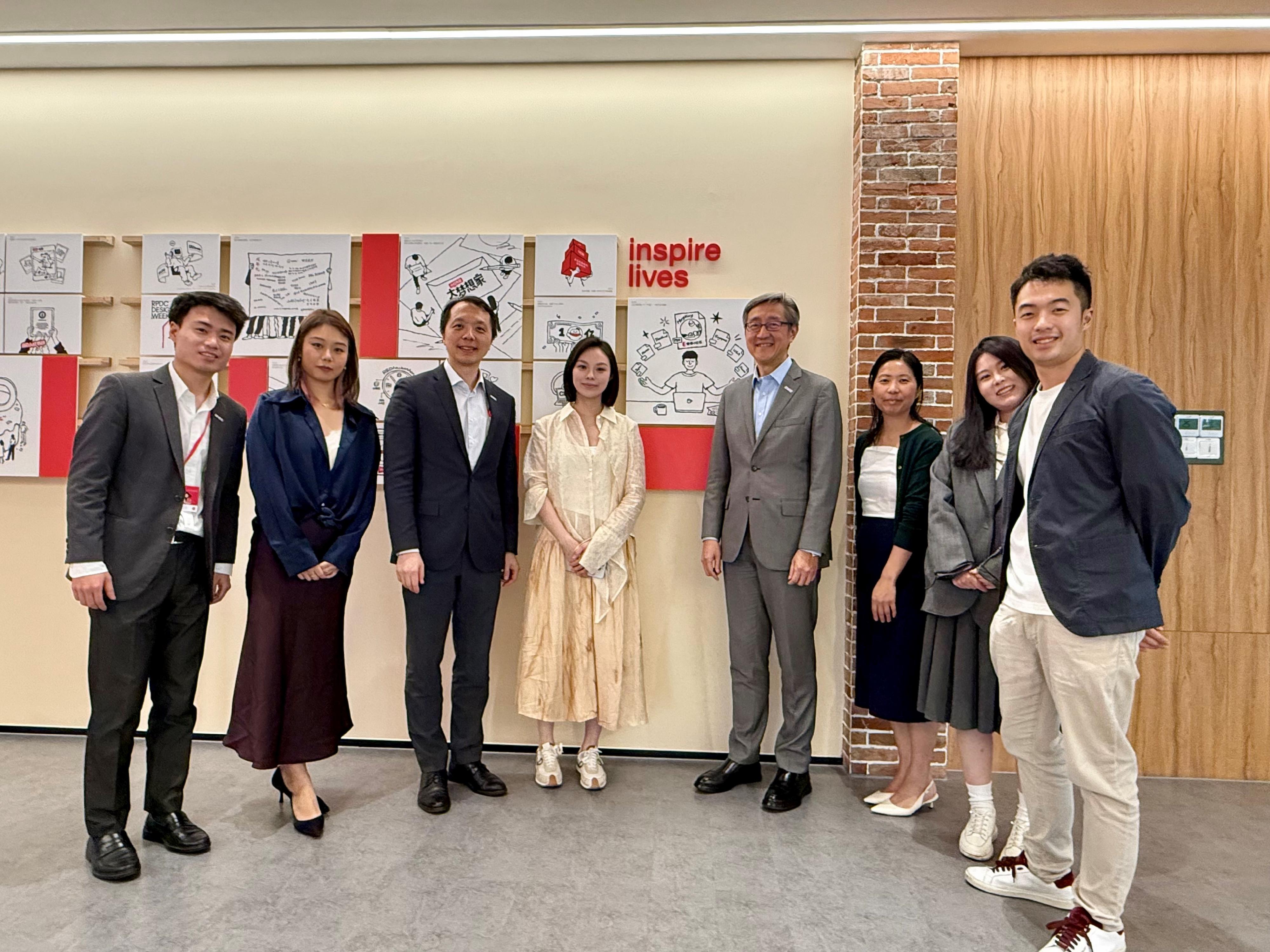 The Director-General of the Office for Attracting Strategic Enterprises (OASES), Mr Peter Yan, today (May 16) concluded his visit to Hangzhou and Shanghai. The visit was aimed to promote Hong Kong's latest developments and new opportunities in the innovation and technology industry and attract potential strategic enterprises to establish their presence in Hong Kong. Photo shows the Director-General of OASES, Mr Peter Yan (fourth right), the Executive Director, Mr Bryan Peng (third left), and the Chief Manager (Life and Health Technology), Ms Maggie Lo (third right) met with the representatives of a cultural and creative industry enterprise in Shanghai.