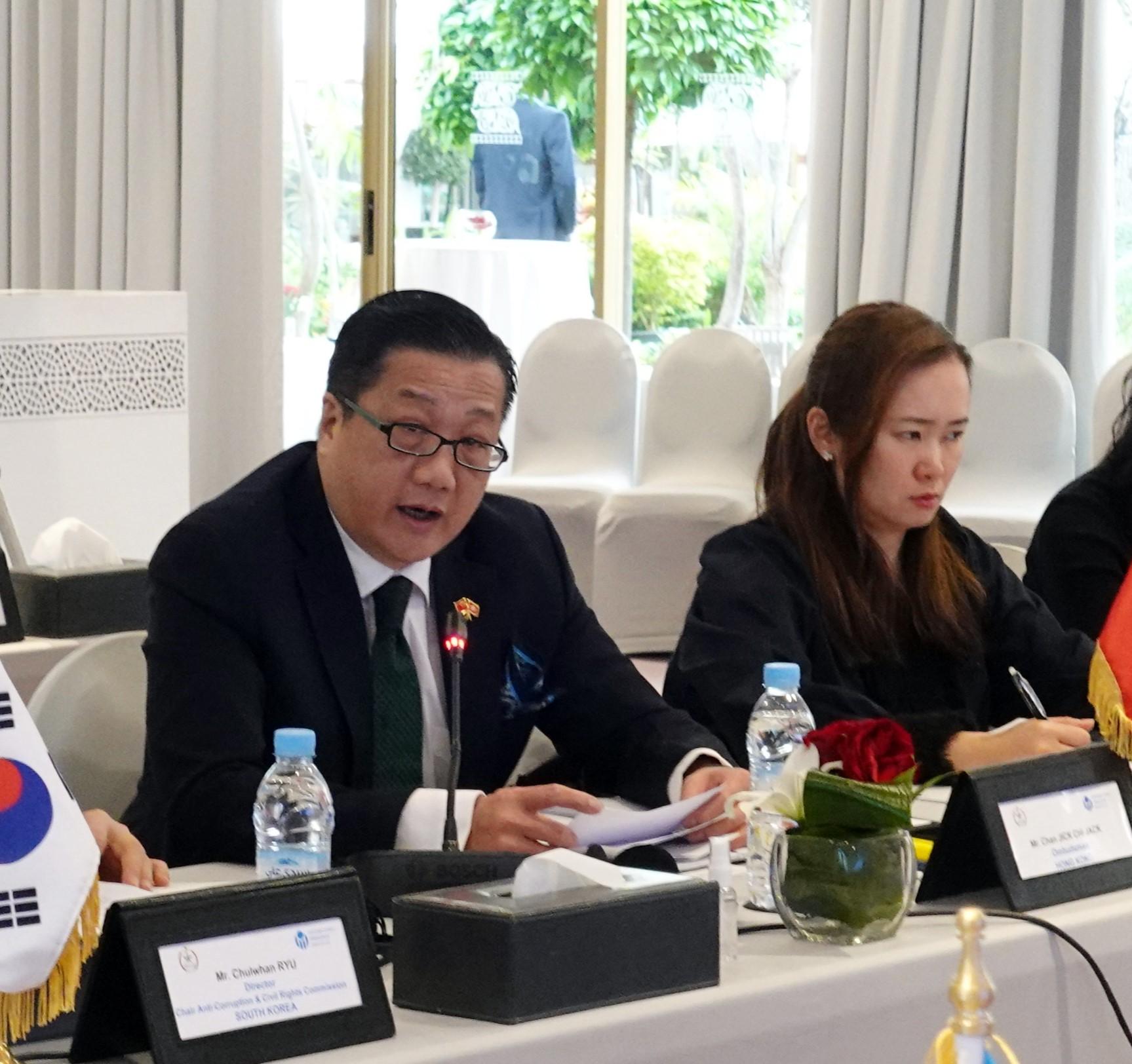 During his stay in Morocco, the Ombudsman, Mr Jack Chan (left) attended the annual Board Meeting of the International Ombudsman Institute and exchanged views and ideas with representatives of other countries and regions.