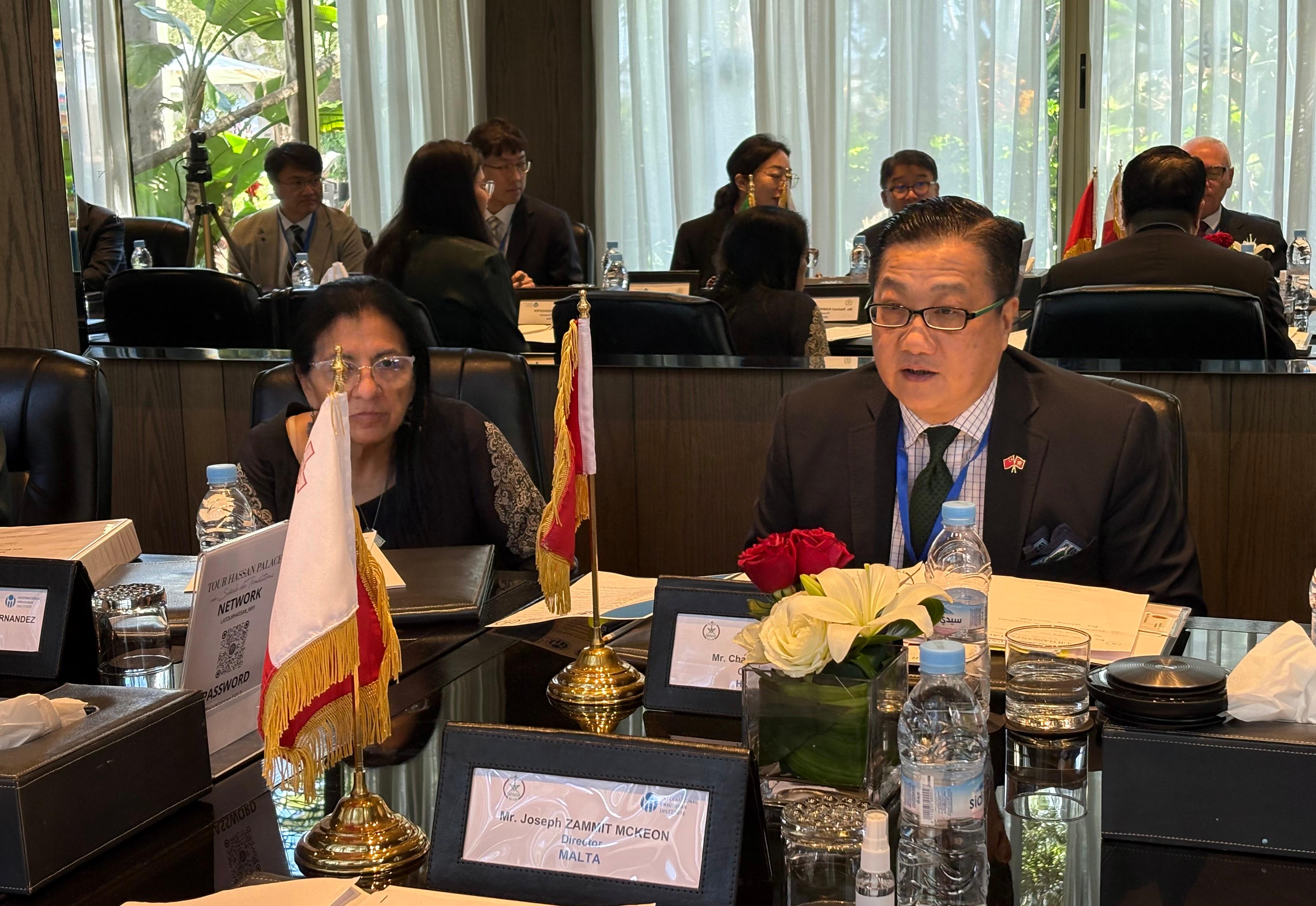 During his stay in Morocco, the Ombudsman, Mr Jack Chan (right) attended the annual Board Meeting of the International Ombudsman Institute and exchanged views and ideas with representatives of other countries and regions.