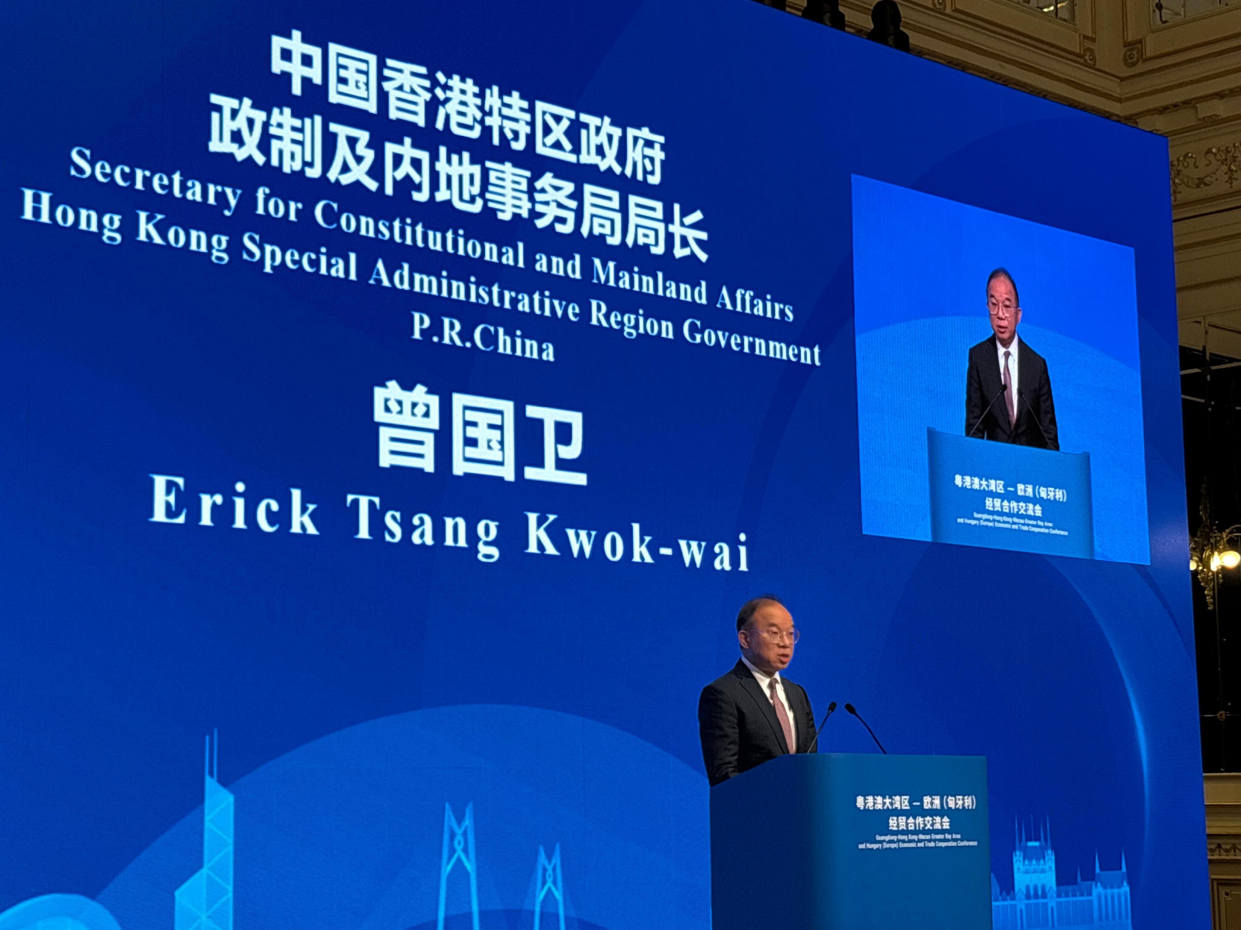 The Secretary for Constitutional and Mainland Affairs, Mr Erick Tsang Kwok-wai, attended the Guangdong-Hong Kong-Macao Greater Bay Area - Europe (Hungary) Economic and Trade Cooperation Exchange Conference jointly organised by the Peoples’s Government of Guangdong Province, the Hong Kong Special Administrative Region (SAR) Government and the Macao SAR Government on May 16 (Hungary time) in Budapest, Hungary. Photo shows Mr Tsang speaking at the conference.