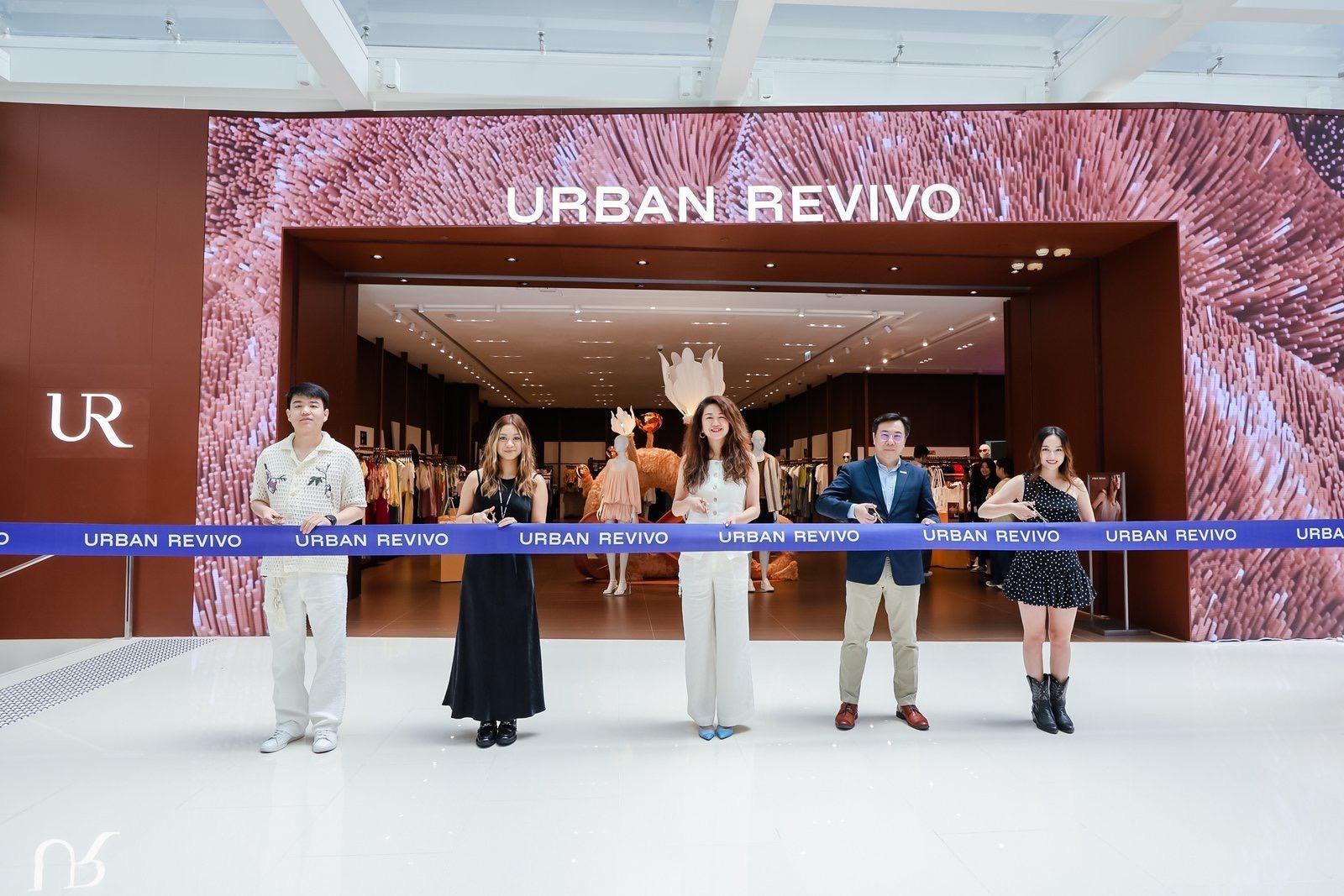 Invest Hong Kong (InvestHK) announced today (May 17) that Fashion Momentum Group (FMG), a Chinese fast-fashion retailer, has established its regional headquarters and first outlet of URBAN REVIVO in Hong Kong as part of its global strategy to oversee the Group's corporate treasury function, retail business and global markets expansion. Photo shows (from left) Operations Director of Overseas Retail at URBAN REVIVO, Mr Nate Liu; Store Manager of URBAN REVIVO, Ms Tracy Tsui; the Chief Executive Officer of International Business at URBAN REVIVO, Ms Vivian Chen; the Acting Director-General of Investment Promotion at InvestHK, Mr Arnold Lau; and Guest of Honour, Ms J Lou, officiating ribbon cutting ceremony. 

