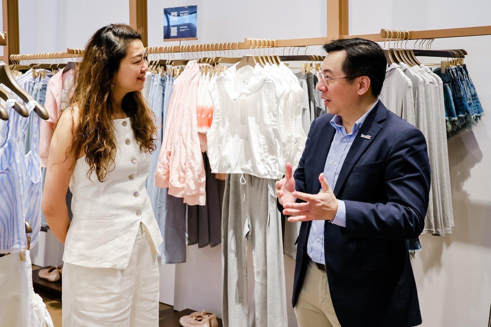 Invest Hong Kong (InvestHK) announced today (May 17) that Fashion Momentum Group (FMG), a Chinese fast-fashion retailer, has established its regional headquarters and first outlet of URBAN REVIVO in Hong Kong as part of its global strategy to oversee the Group's corporate treasury function, retail business and global markets expansion. Photo shows the Chief Executive Officer of International Business at URBAN REVIVO, Ms Vivian Chen (left) and the Acting Director-General of Investment Promotion at InvestHK, Mr Arnold Lau (right) at the shop in Tsim Sha Tsui.

