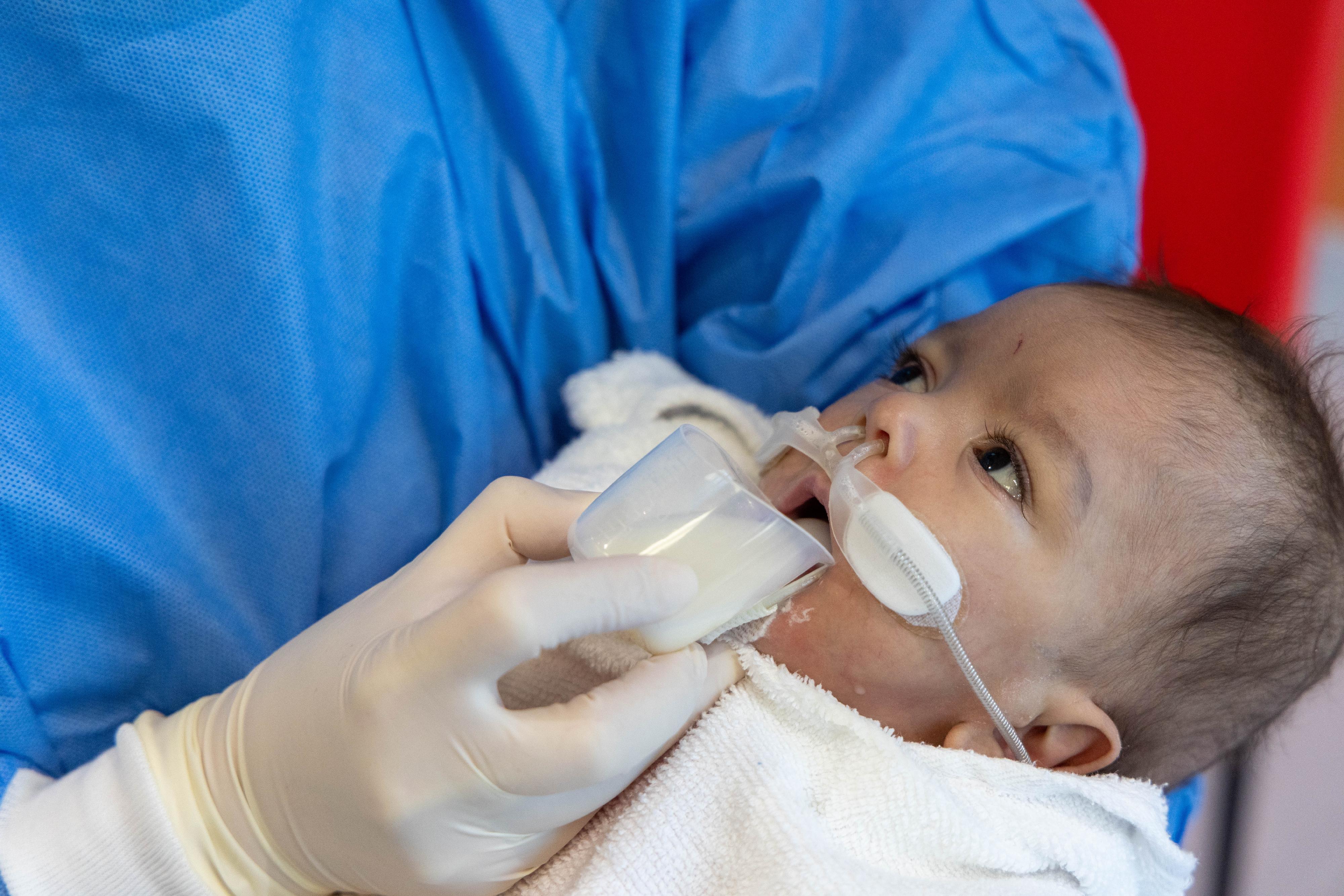 The Hong Kong Breast Milk Bank has drawn a strong response since its inception. Aqsa's premature son has been hospitalised in the Neonatal Intensive Care Unit at Hong Kong Children's Hospital due to a serious illness, and doctors prescribed donated breast milk for him. Aqsa was worried about her son's condition and felt distressed due to her insufficient breast milk supply. She expressed heartfelt gratitude to the loving and selfless breast milk donors who gave her son the opportunity to receive optimal nutrition during this critical time.