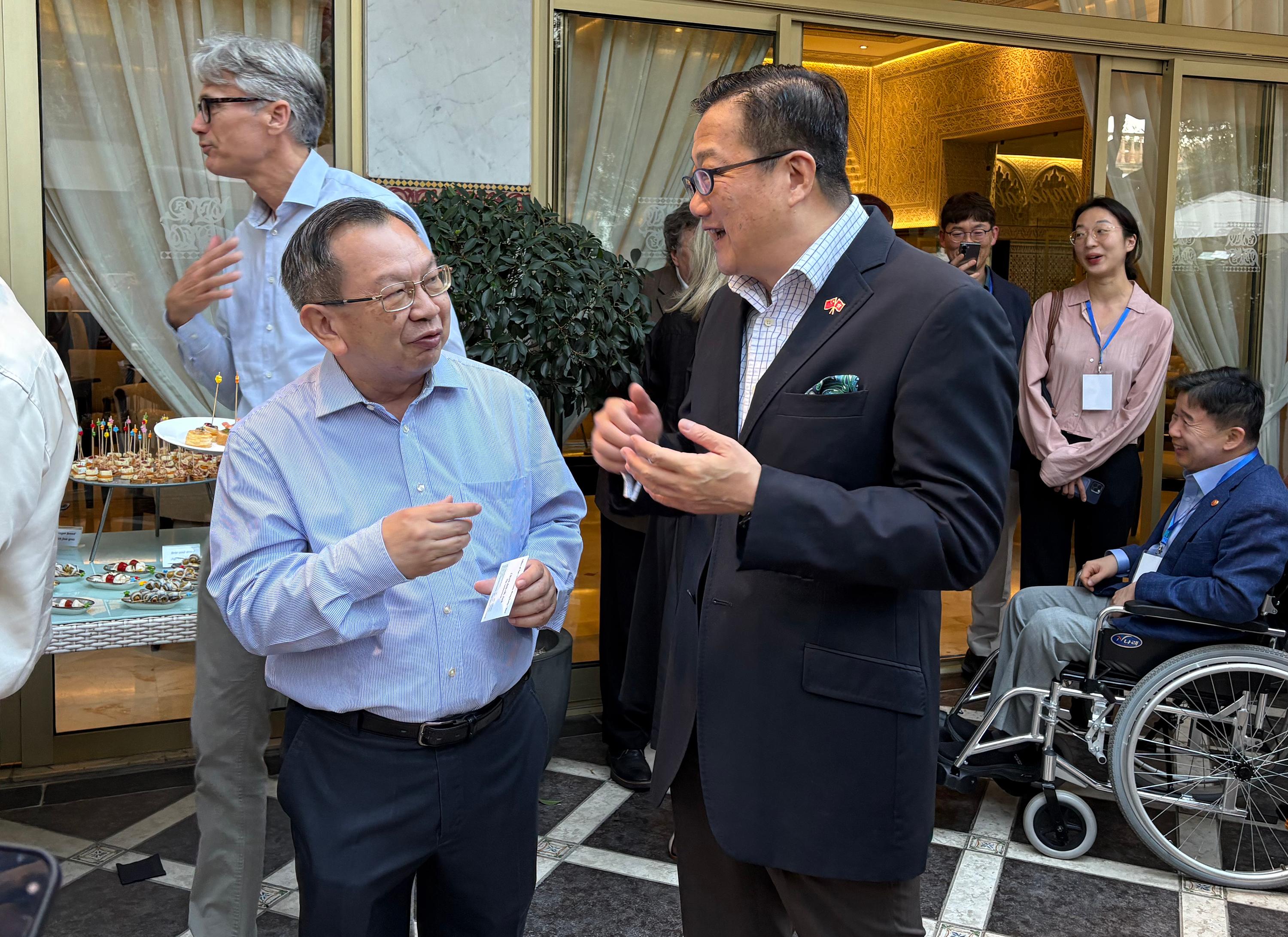 During his stay in Morocco, the Ombudsman, Mr Jack Chan (front row, right), attended the Board Meeting of the International Ombudsman Institute and exchanged views and ideas with representatives of other countries and regions.