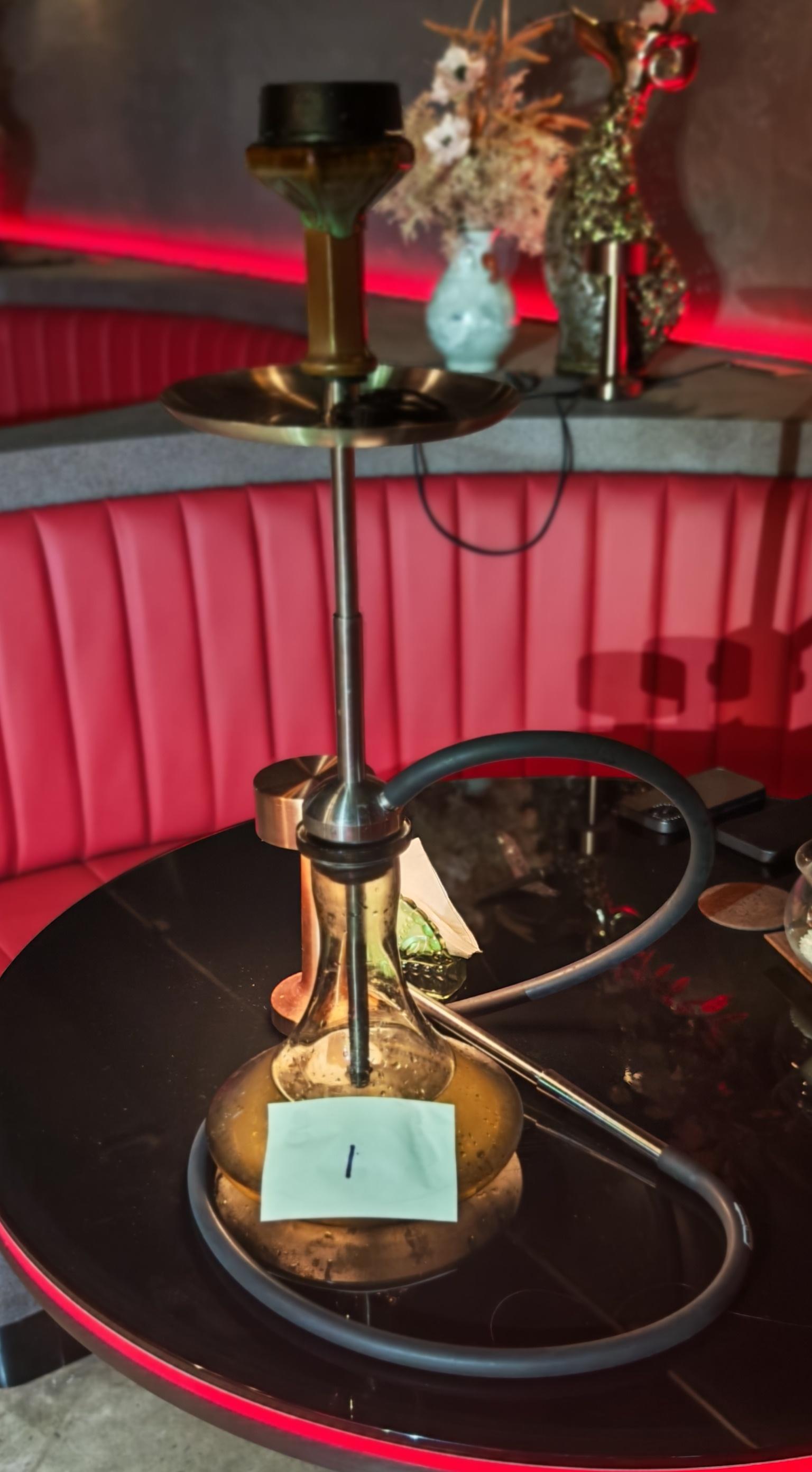 衞生署控煙酒辦公室（控煙酒辦）繼續嚴厲打擊禁煙區非法吸食水煙違法活動，昨晚（五月十七日）派員到尖沙咀進行代號「菸滅」的行動，共發出兩張定額罰款通知書。圖示控煙酒辦人員在行動中檢取的水煙。