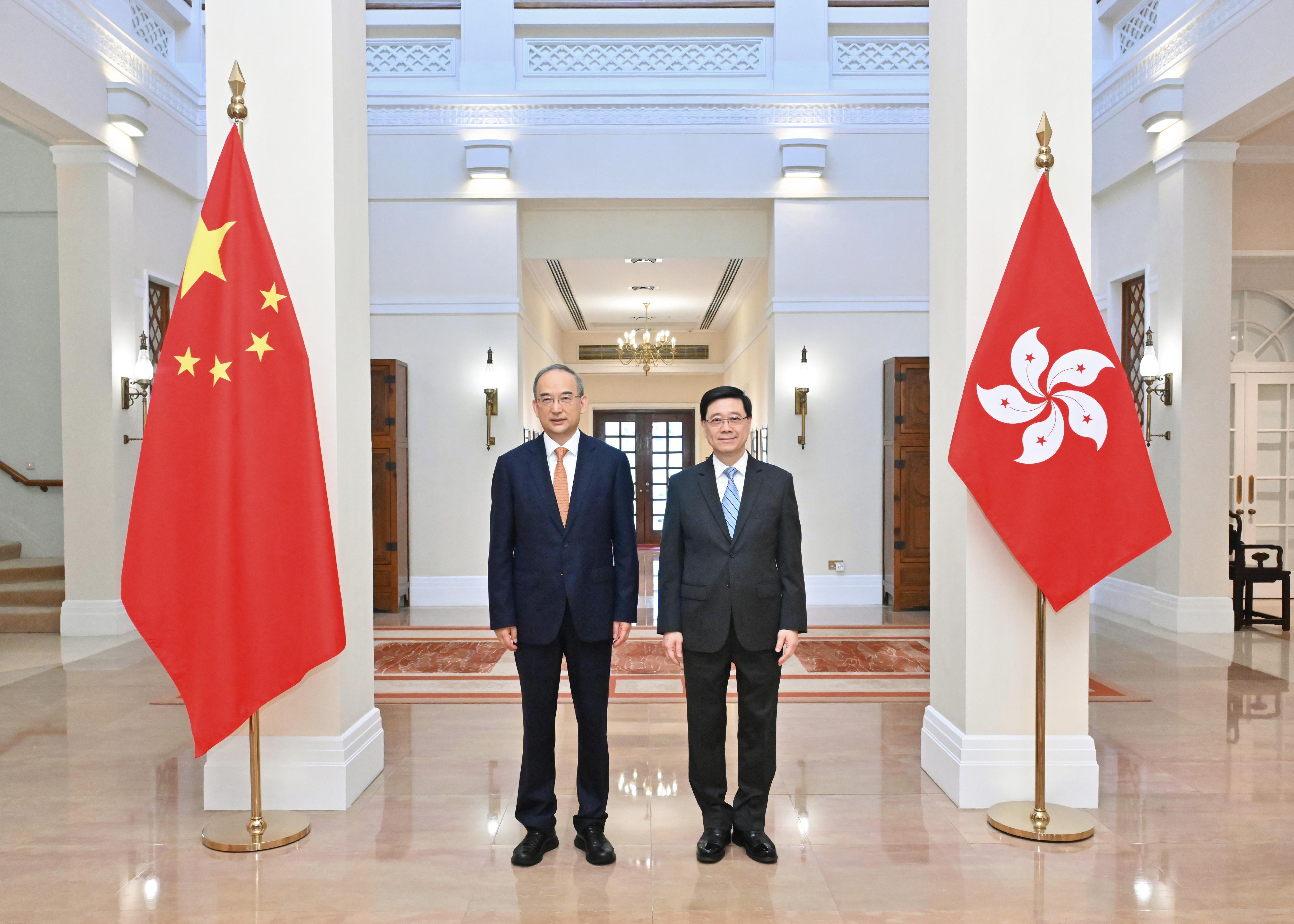 行政長官李家超（右）今日（五月十九日）在禮賓府與吉林省委書記黃強（左）會面。