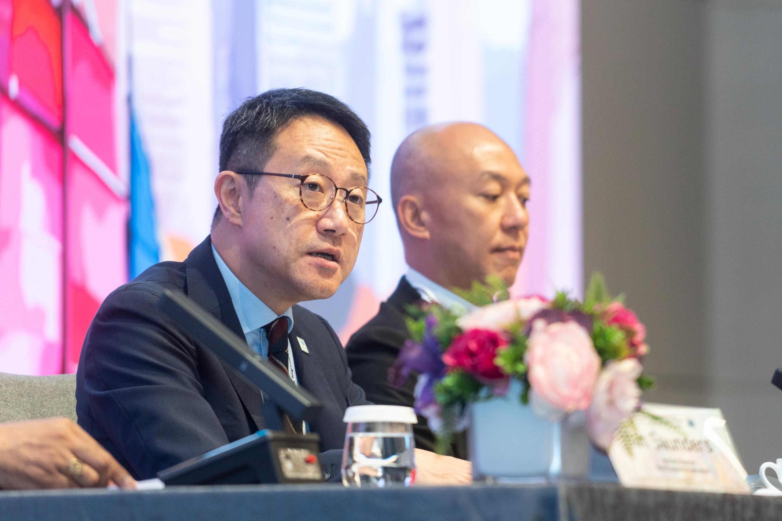 香港海關今日（五月十九日）至五月二十二日舉辦第26屆世界海關組織亞太區首腦會議。圖示海關關長陳子達（左）在會議上致歡迎辭。