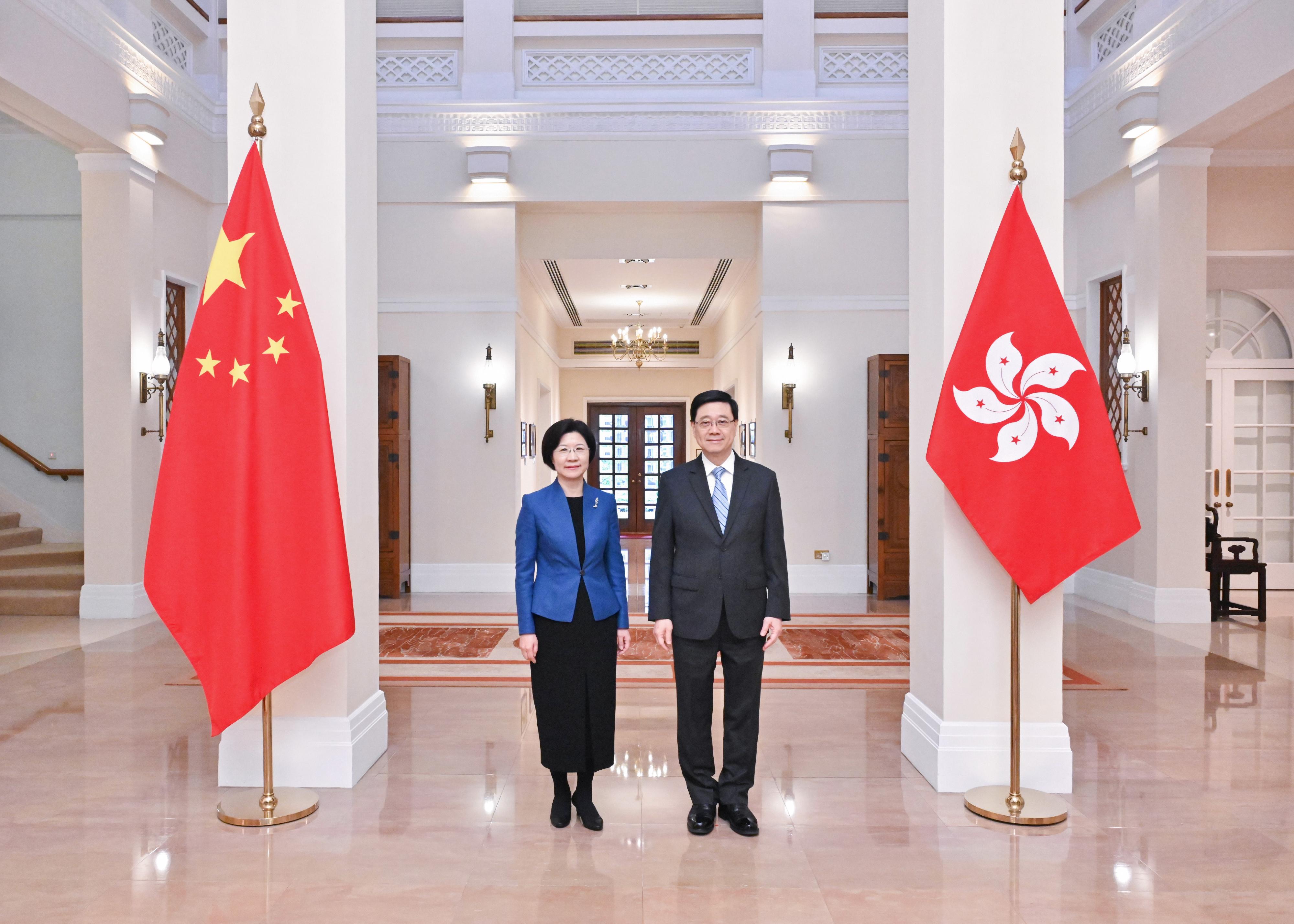 行政長官李家超（右）今日（五月十九日）在禮賓府與海關總署署長孫梅君（左）會面。
