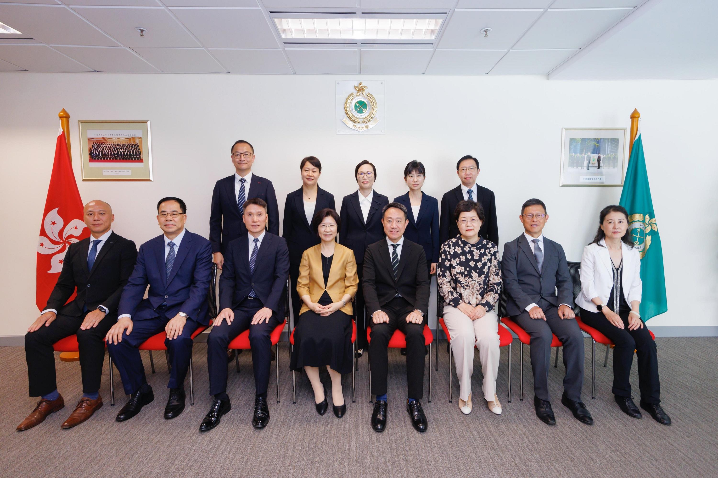 香港海關關長陳子達昨日（五月十八日）在香港海關總部大樓與國家海關總署署長孫梅君會面。圖示陳子達（前排右四）、孫梅君（前排左四）與其他香港海關人員和國家海關總署代表團成員合照。

