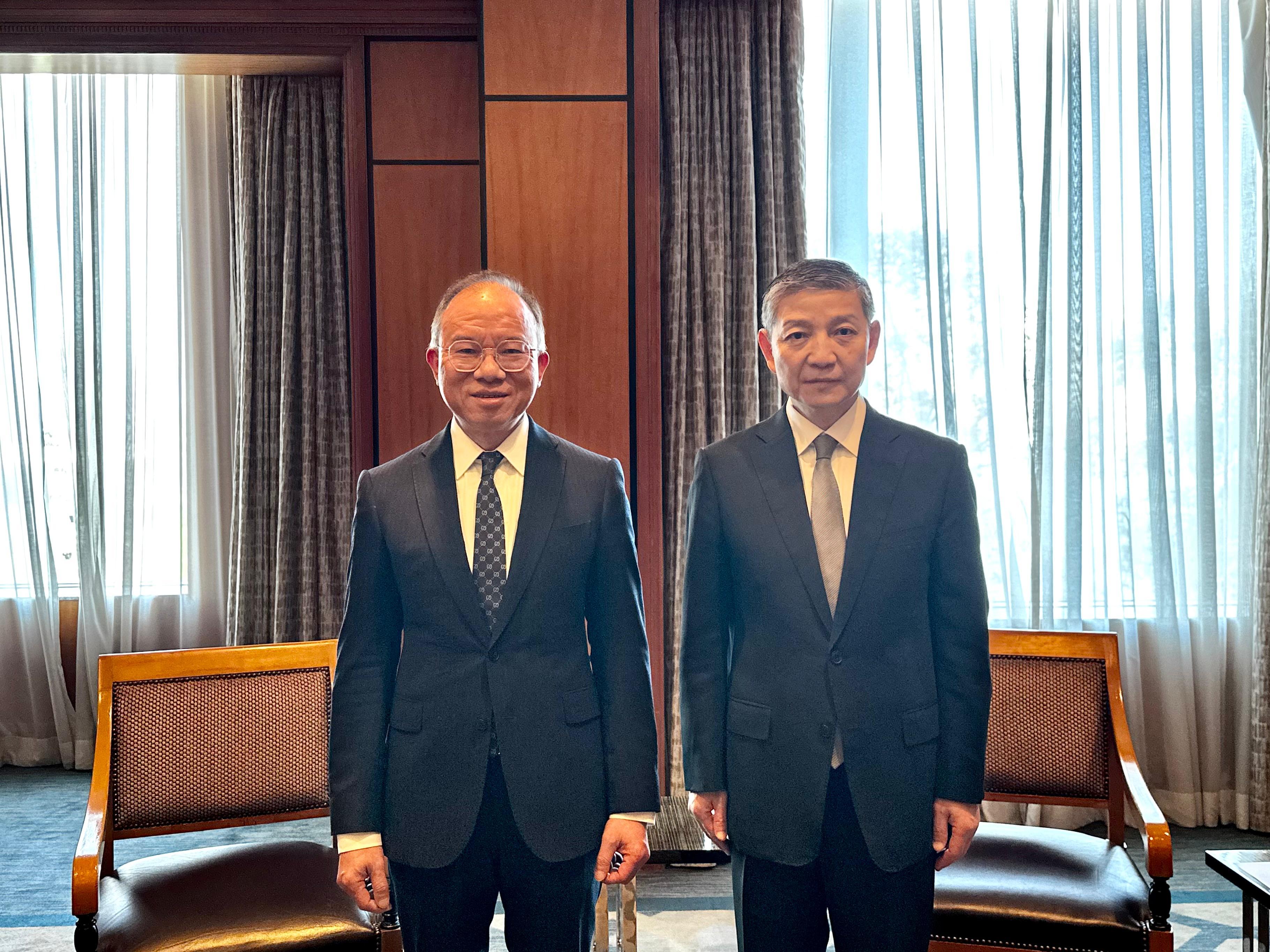政制及內地事務局局長曾國衞（左）與中國駐阿拉伯埃及共和國特命全權大使兼駐阿拉伯國家聯盟全權代表廖力強（右）合影。