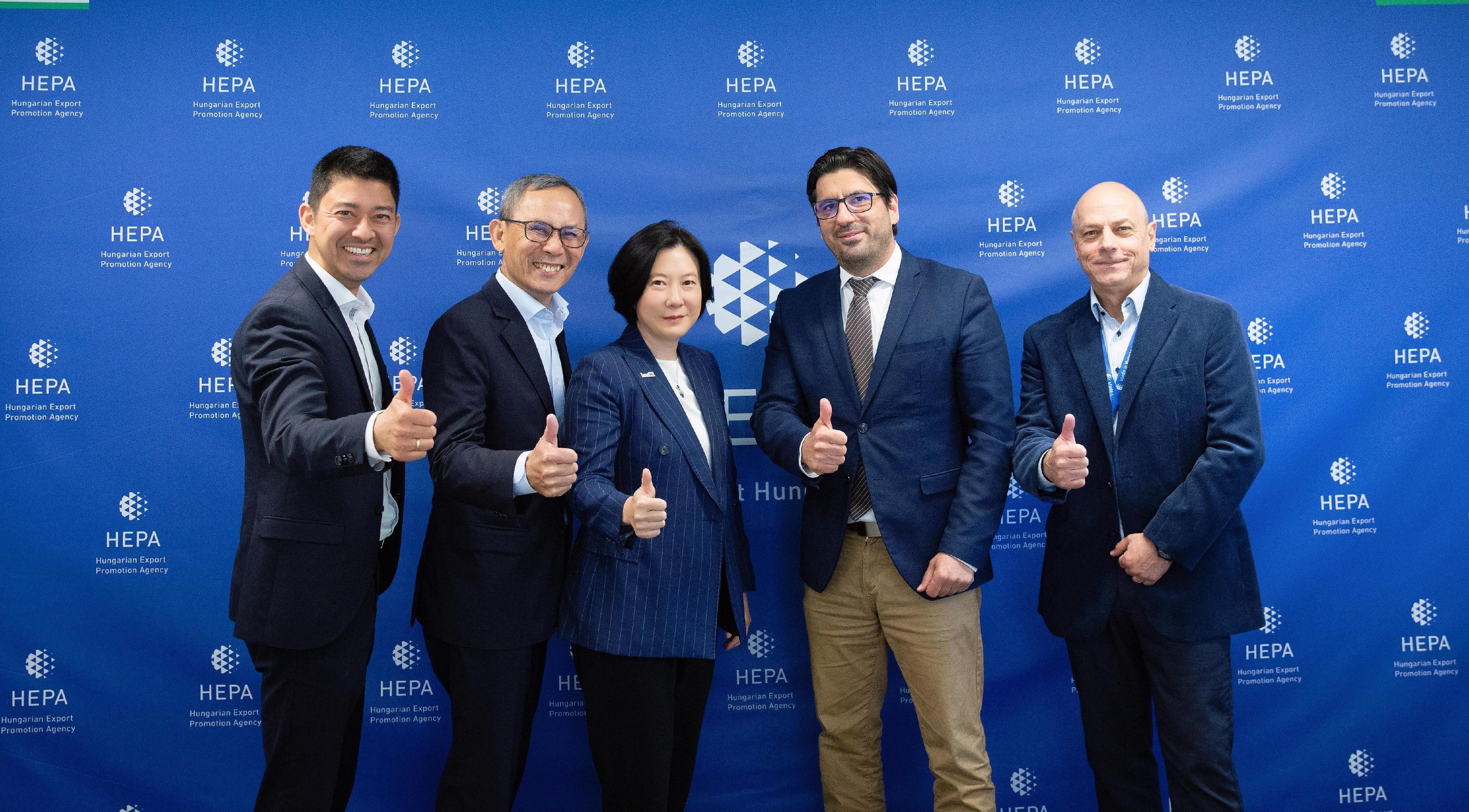 在訪問匈牙利布達佩斯期間，投資推廣署署長劉凱旋（中）五月十四日與匈牙利出口促進局（HEPA）行政總裁Gábor Jenei（右二）探討合作機會。