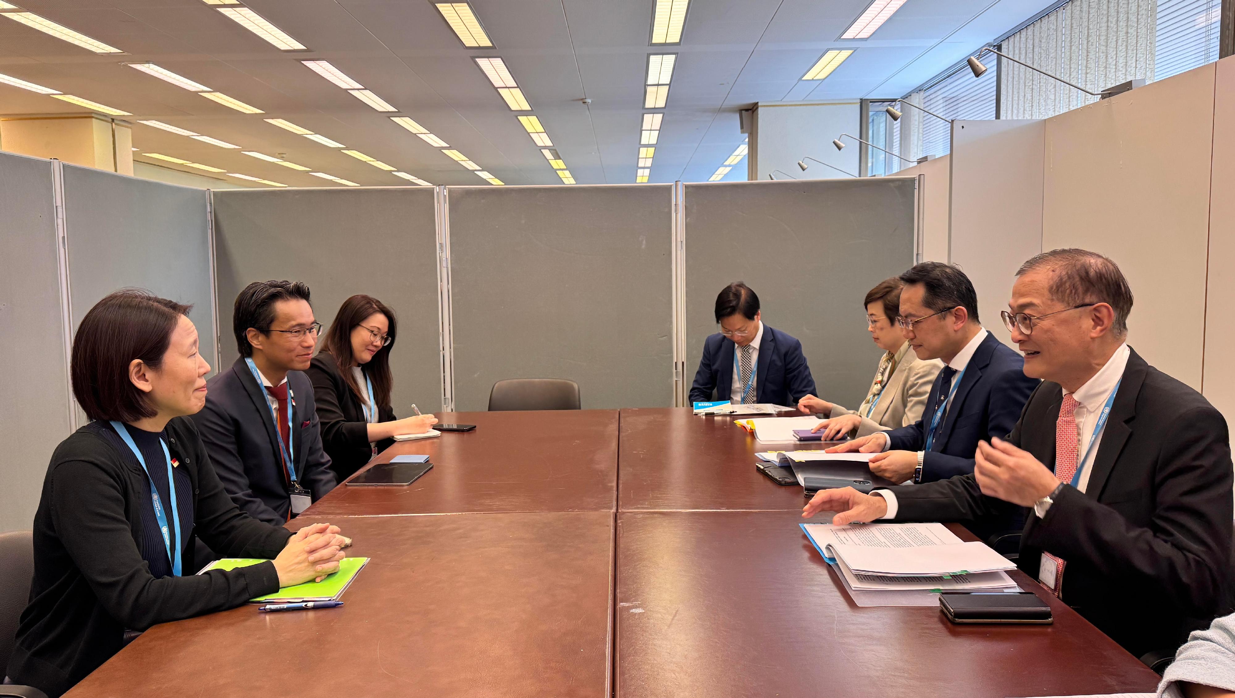 醫務衞生局局長盧寵茂教授（右一）和衞生署署長林文健醫生（右二）昨日（日內瓦時間五月十九日）在瑞士日內瓦與新加坡衞生部常任秘書（政策與發展）賴慧玲（左一）會面，就傳染病防控及監測、流行病學調查、應對有重大公共衞生影響的傳染病、打擊抗菌素耐藥性行動以及藥械規管等方面作出交流。

