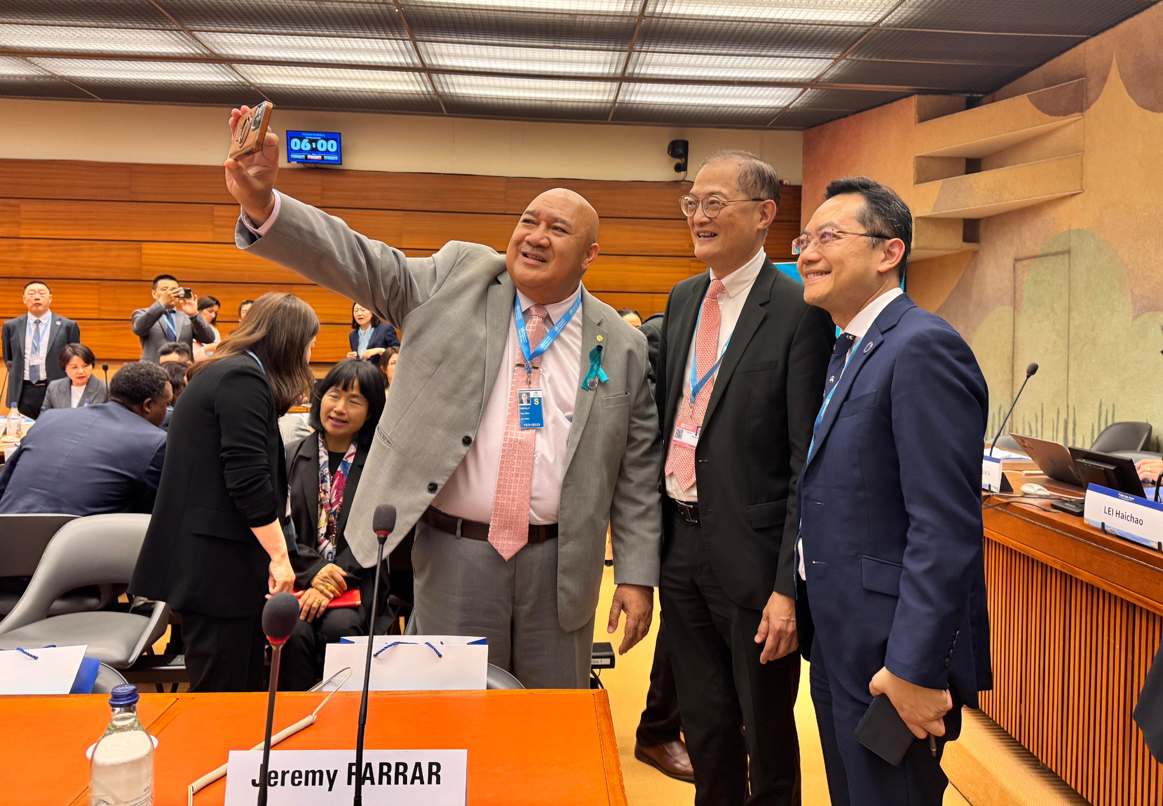 醫務衞生局局長盧寵茂教授和衞生署署長林文健醫生昨日傍晚（日內瓦時間五月十九日）在瑞士日內瓦以中國代表團成員身分，出席世界衞生組織（世衞）第七十八屆世界衞生大會，並參與由國家衞生健康委員會（國家衞健委）、埃塞俄比亞、秘魯、坦桑尼亞和泰國衞生當局合辦，以「數智賦能初級衞生保健促進全民健康覆蓋」為主題的邊會。圖示盧寵茂教授（中）和林文健醫生（右）與世衞西太平洋區域主任Saia Ma'u Piukala醫生（左）在邊會開始前合照。

