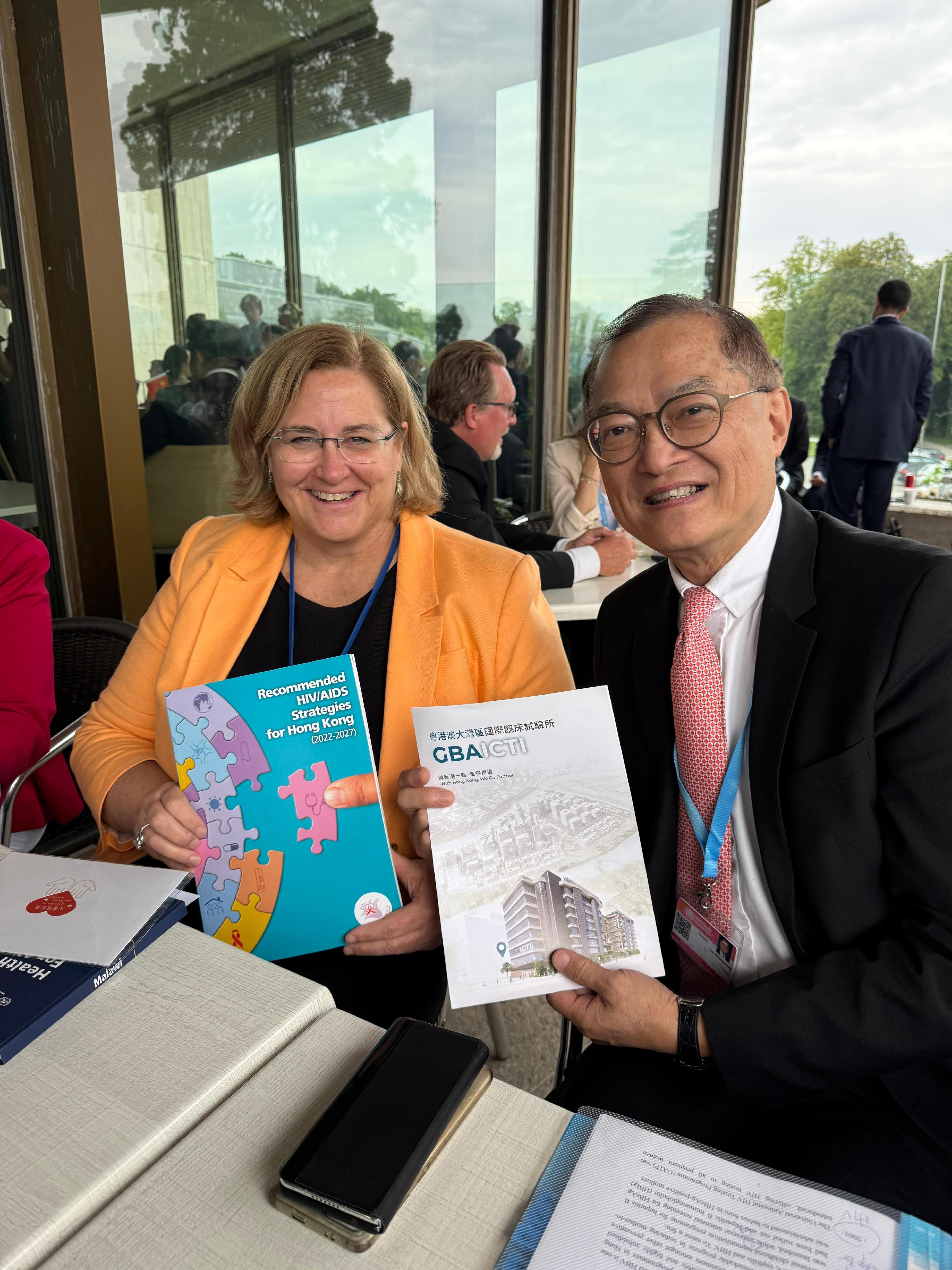 The Secretary for Health, Professor Lo Chung-mau (right) met with the Director of the Department of Global HIV, Hepatitis and Sexually Transmitted Infections Programmes of the World Health Organization, Dr Meg Doherty (left), in Geneva, Switzerland, yesterday (May 19, Geneva time) to exchange views on the work on the elimination of mother-to-child transmission of Human Immunodeficiency Virus (HIV), syphilis and hepatitis B (also known as "triple elimination").