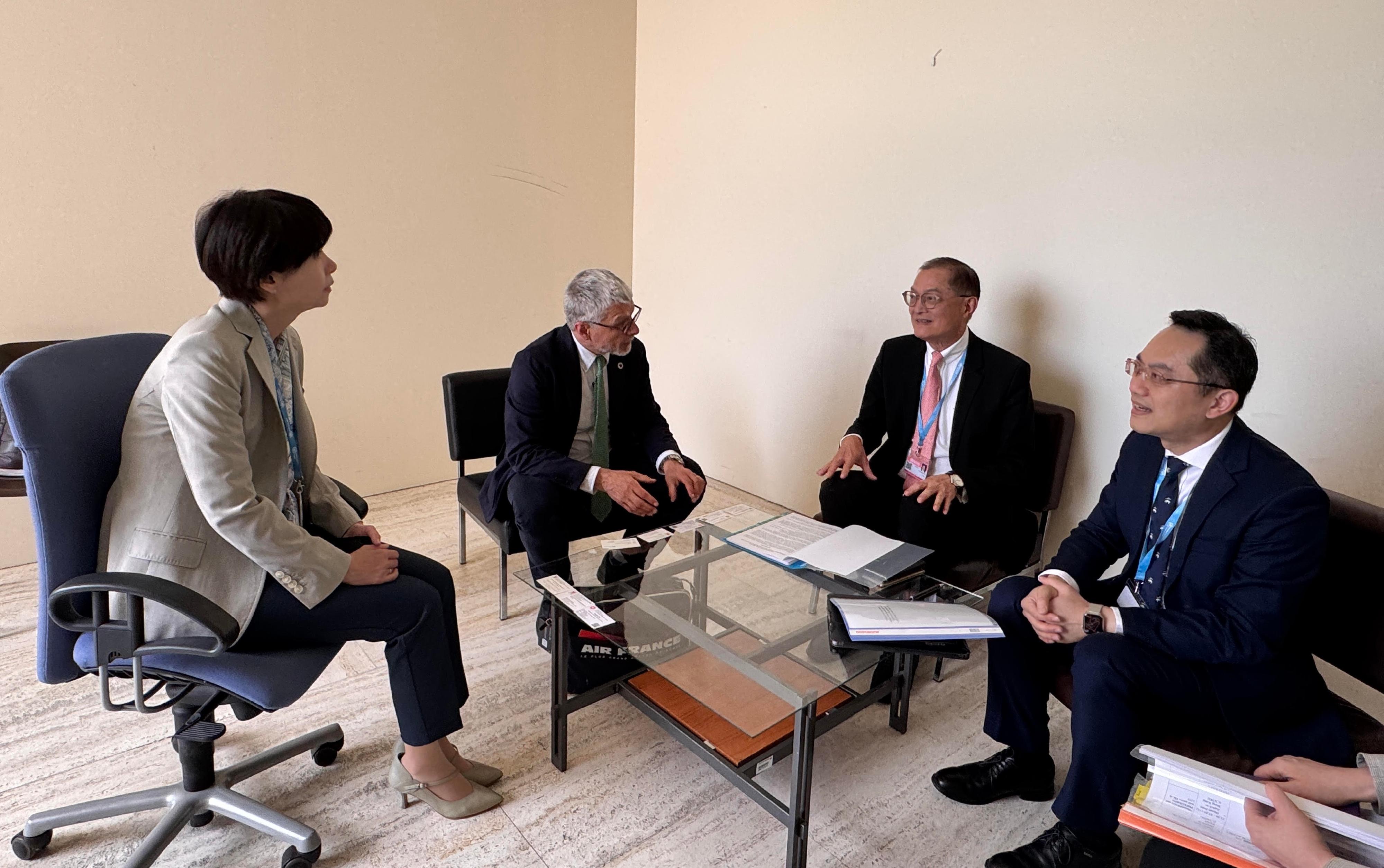 The Secretary for Health, Professor Lo Chung-mau (second right) and the Director of Health, Dr Ronald Lam (first right), met with the Assistant Director-General, Antimicrobial Resistance ad interim of the World Health Organization, Dr Yukiko Nakatani (first left), in Geneva, Switzerland, yesterday (May 19, Geneva time) to introduce to her the measures taken by Hong Kong to curb the spread of antimicrobial resistance.