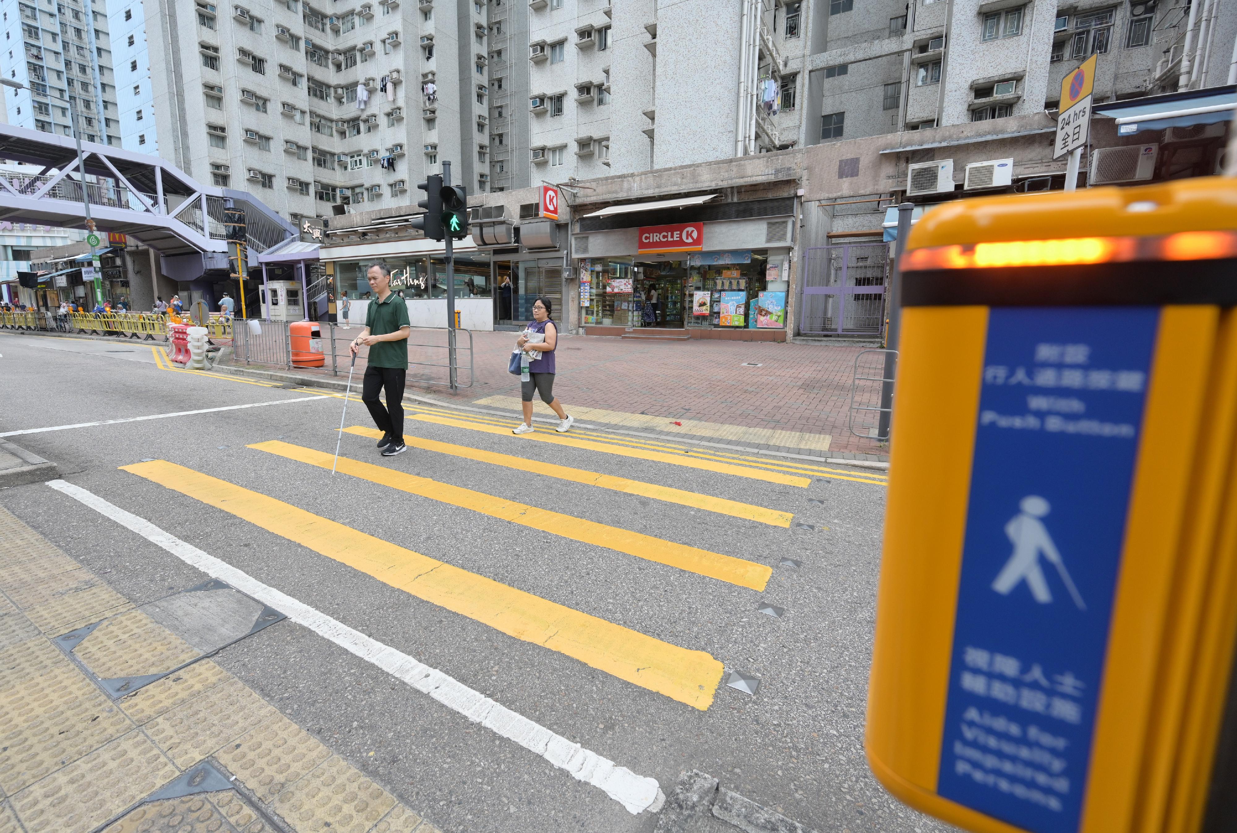 The Transport Department today (May 20) announced the territory-wide gradual renewal of electronic audible traffic signals at signalised crossings. People-oriented new features have been incorporated to provide convenience for visually impaired persons and other members of the public.