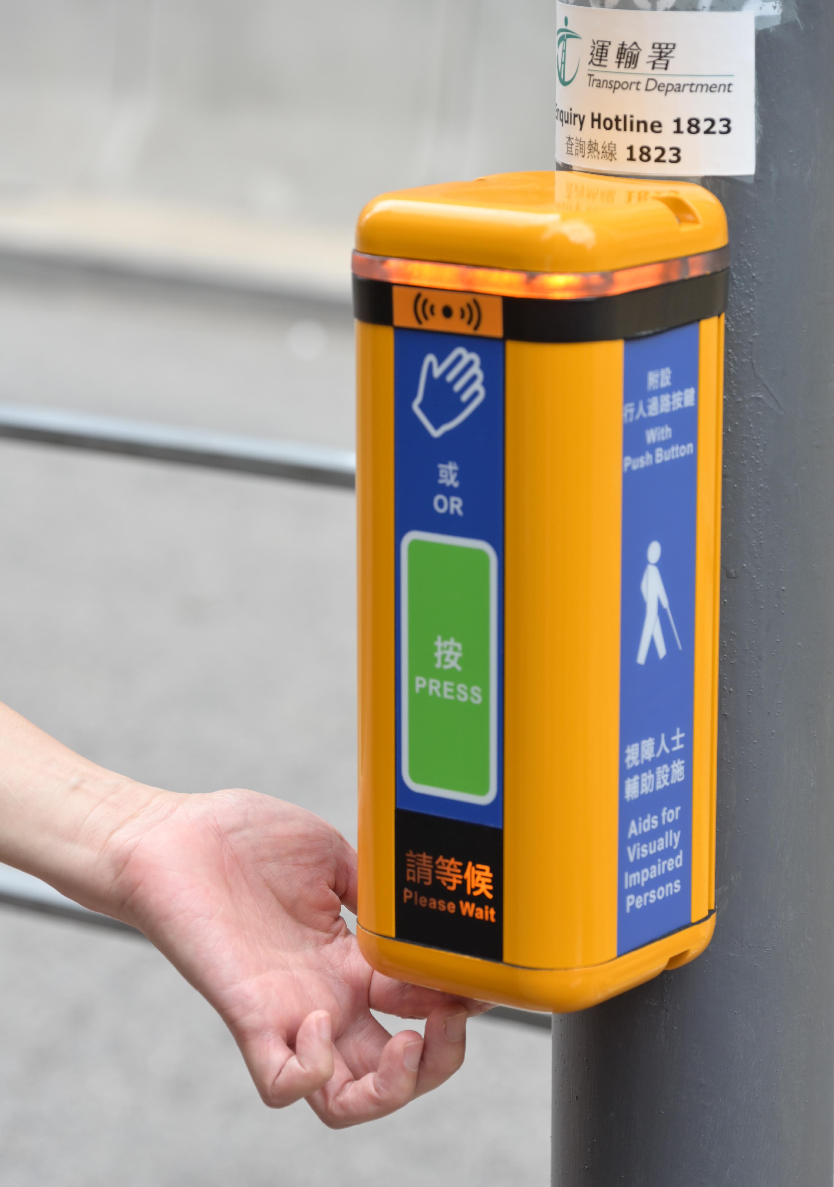 The Transport Department today (May 20) announced the territory-wide gradual renewal of electronic audible traffic signals (eATS) at signalised crossings. People-oriented new features have been incorporated to provide convenience for visually impaired persons and other members of the public. A light illumination unit is installed at the top of the new eATS. A voice message of the crossing location will be produced by pressing the activation button at the bottom. A touchless pedestrian push button sensor is also provided.