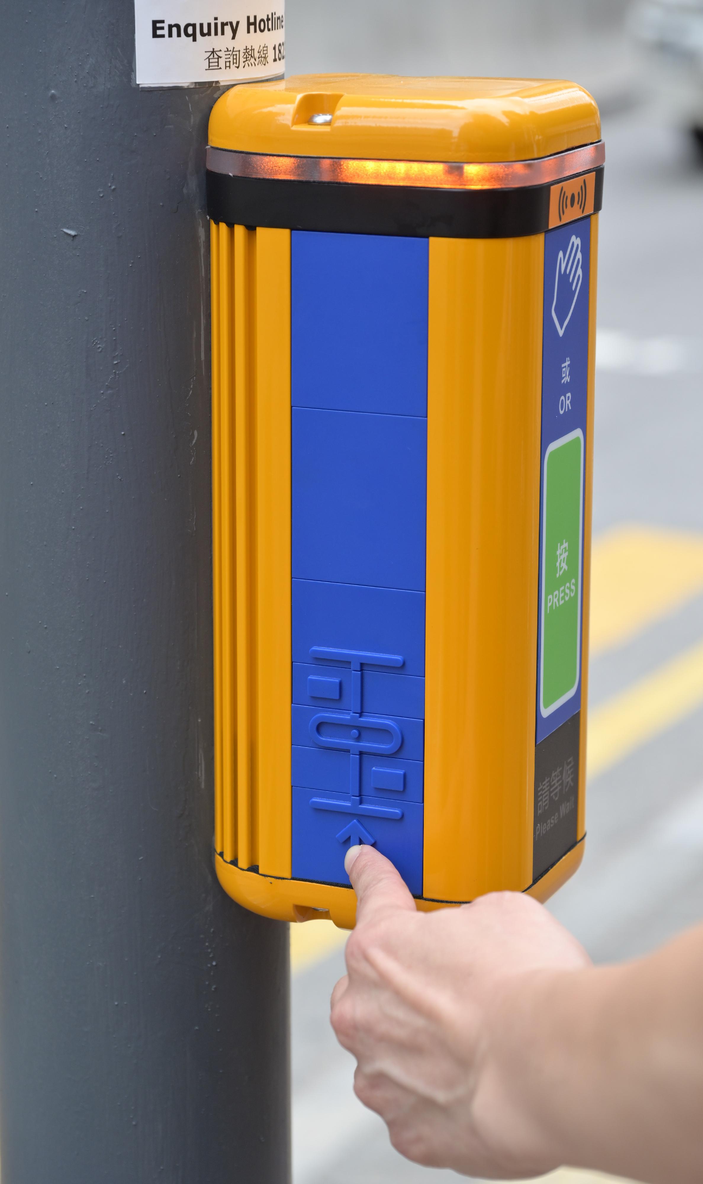 The Transport Department today (May 20) announced the territory-wide gradual renewal of electronic audible traffic signals (eATS) at signalised crossings. People-oriented new features have been incorporated to provide convenience for visually impaired persons and other members of the public. A tactile map is provided on the side of the eATS.