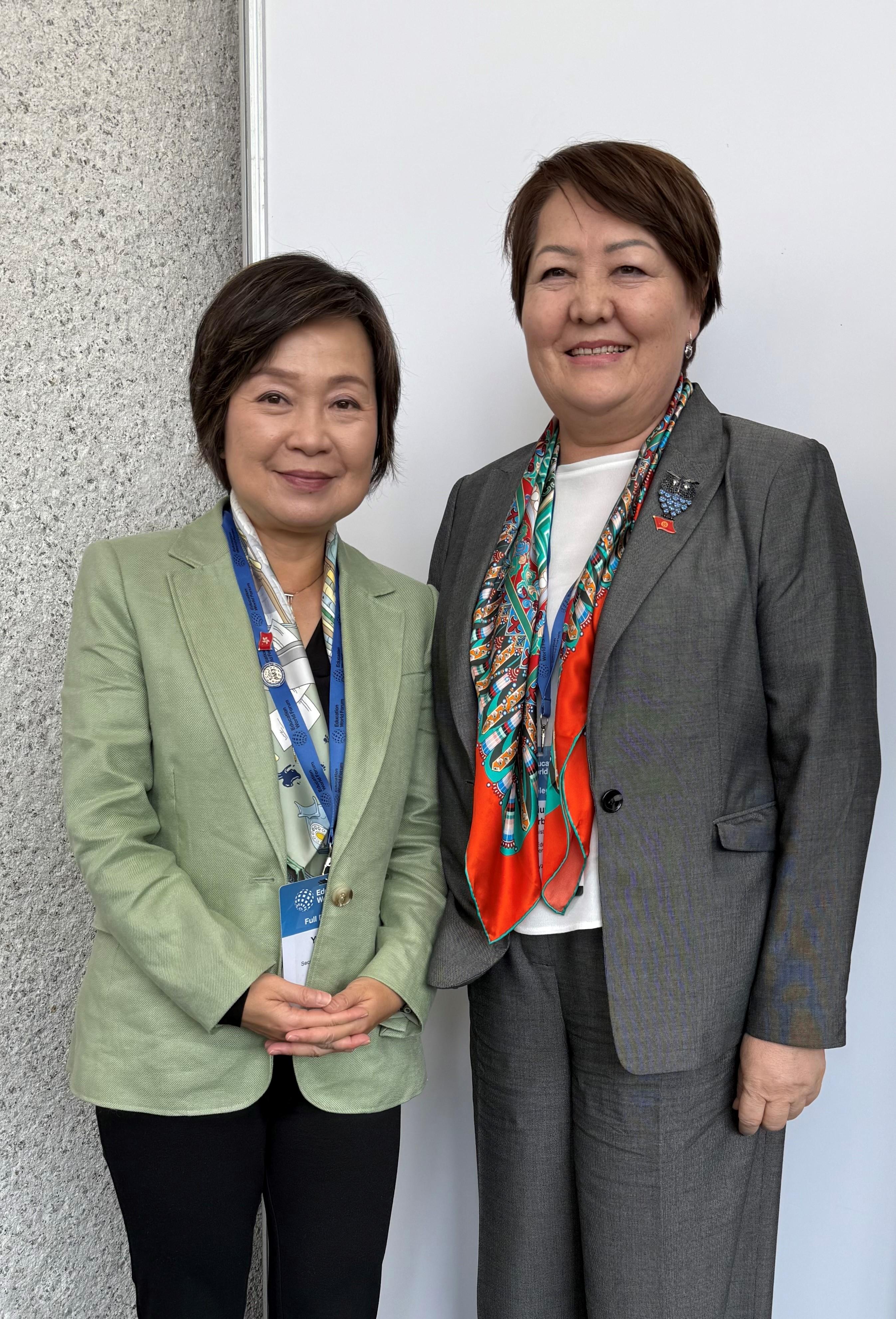 教育局局長蔡若蓮博士五月十九日（倫敦時間）在英國倫敦出席2025世界教育論壇。圖示蔡若蓮博士（左）與吉爾吉斯斯坦教育及科學部部長Dogdurkul Kendirbaeva（右）。