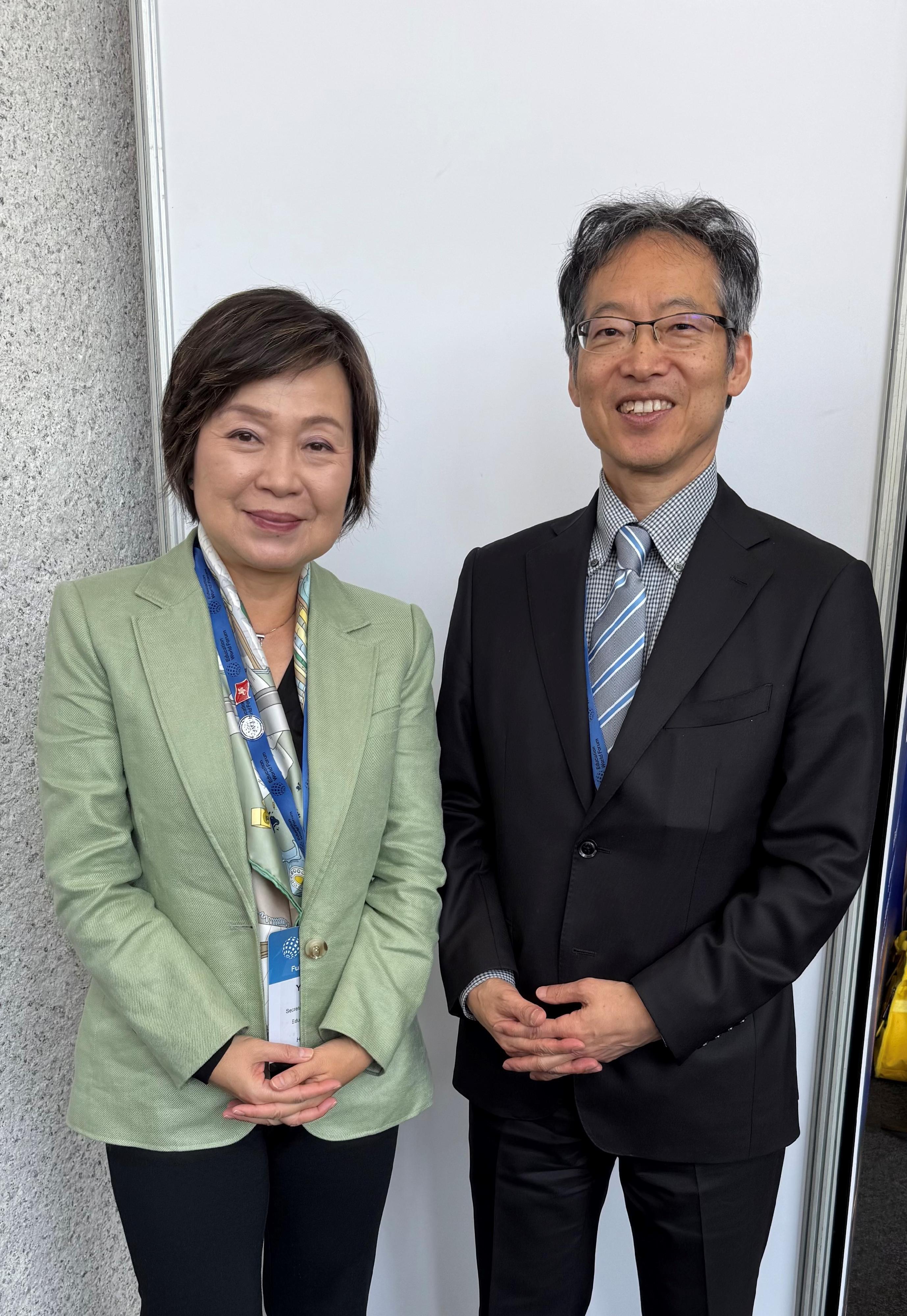 教育局局長蔡若蓮博士五月十九日（倫敦時間）在英國倫敦出席2025世界教育論壇。圖示蔡若蓮博士（左）與日本文部科學省事務次官藤原章夫（右）。