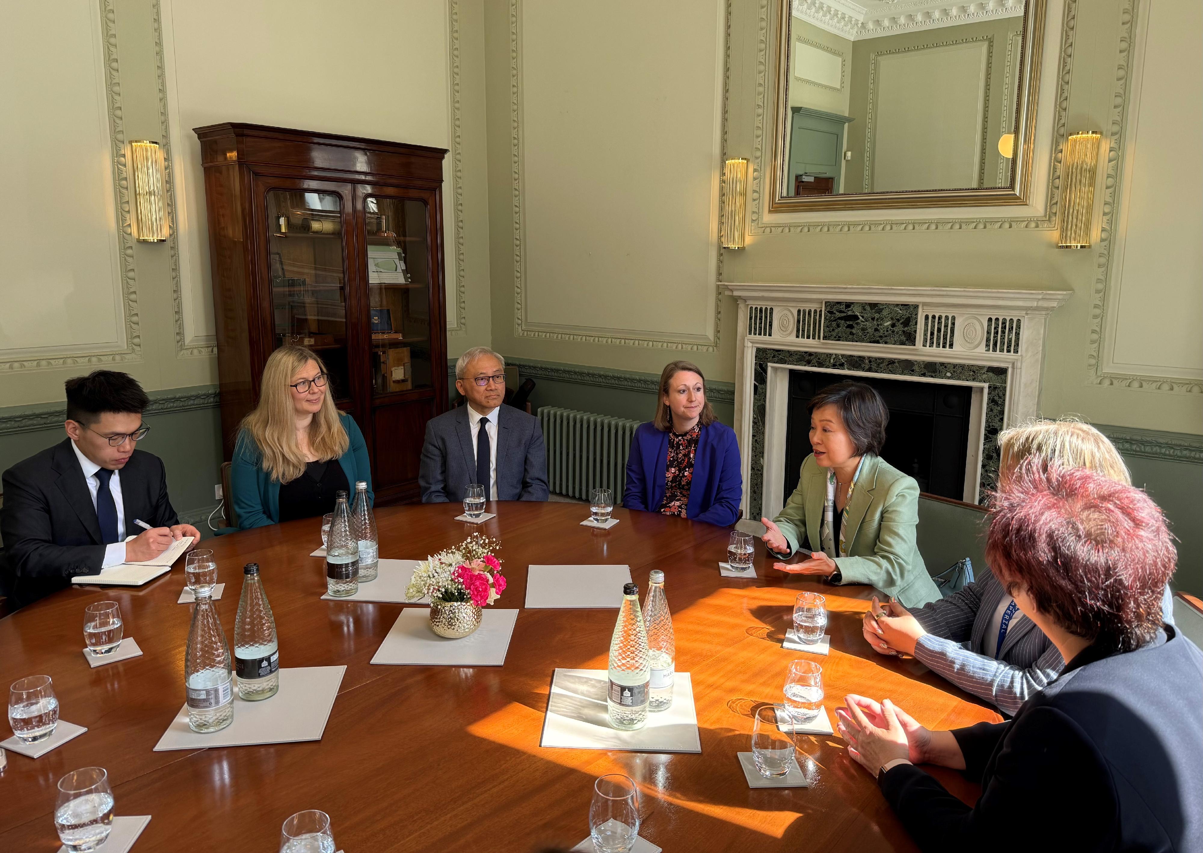 The Secretary for Education, Dr Choi Yuk-lin (third right), visited Imperial College London in London, the United Kingdom, on May 19 (London time) and met with its representatives.