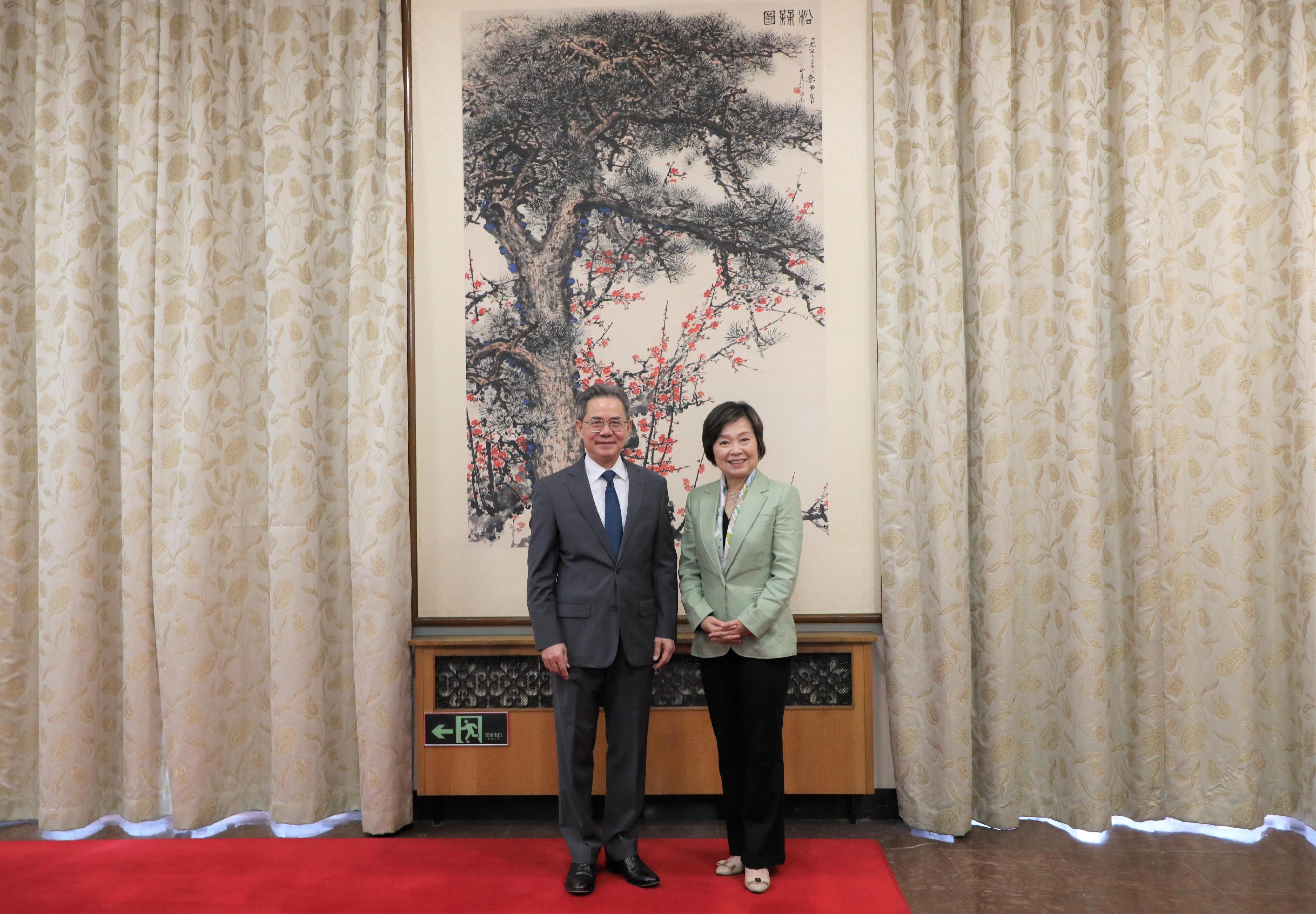 The Secretary for Education, Dr Choi Yuk-lin (right), paid a courtesy call on the Chinese Ambassador to the United Kingdom, Mr Zheng Zeguang (left), in London, the United Kingdom, on May 19 (London time).