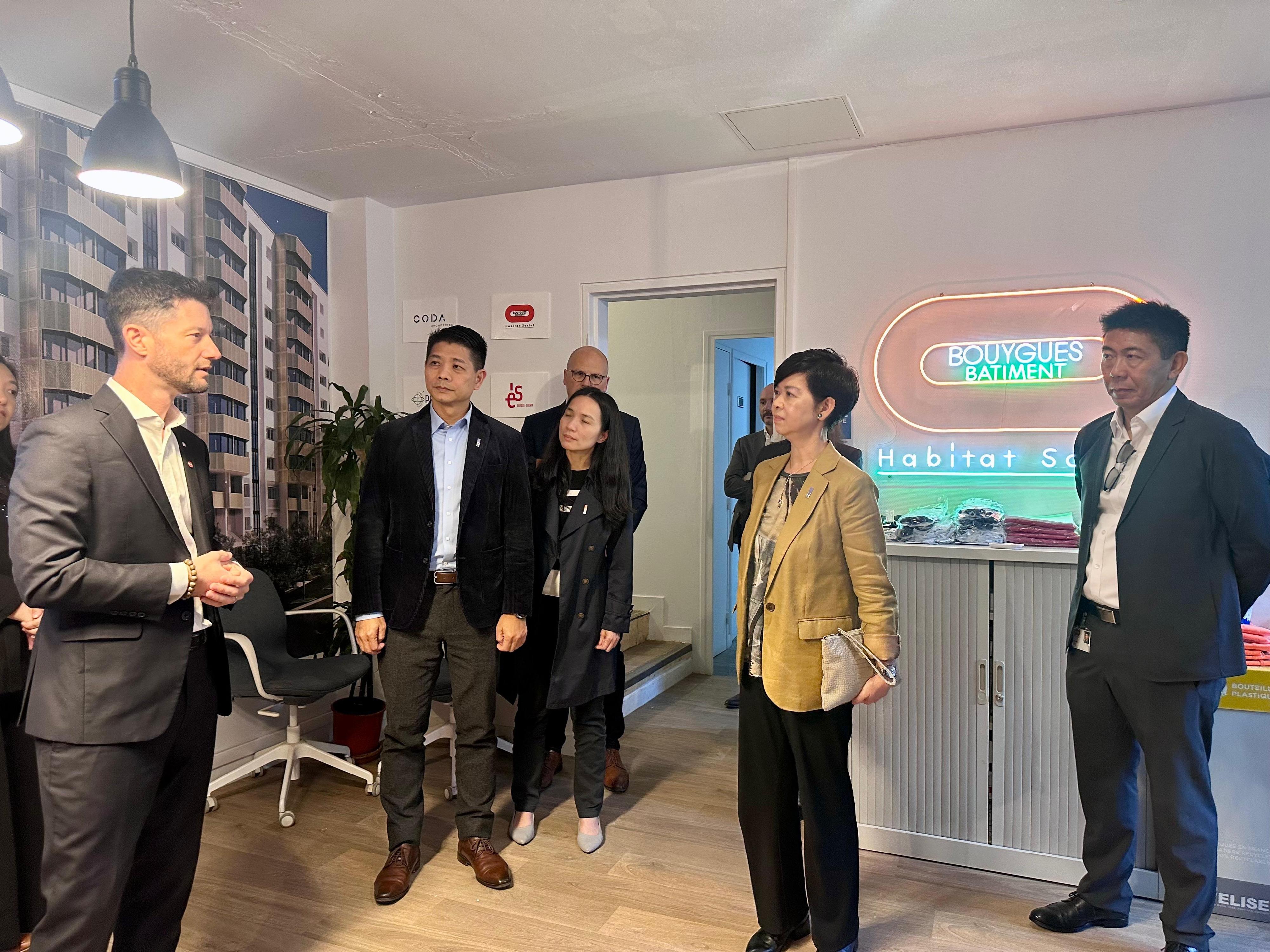 The Secretary for Housing, Ms Winnie Ho, began her visit to Paris, France, yesterday (May 19, Paris time). Photo shows Ms Ho (second right) visiting a social housing project in the morning, which is undergoing renovation and will be upgraded into an energy saving and environmentally friendly building. She learned about the city's ways to minimise the impacts of the works on the residents while they remain in place during the renovation. 