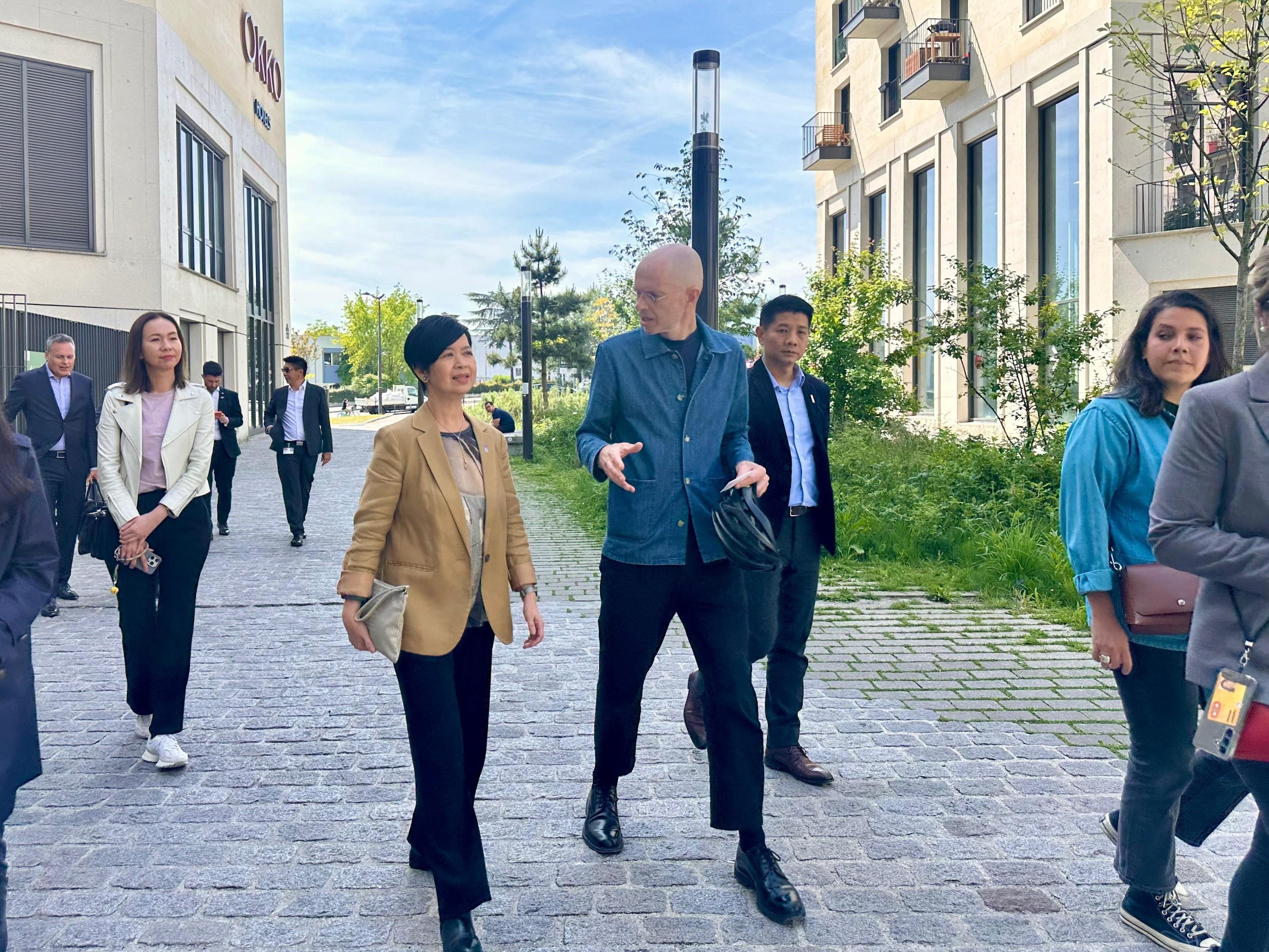 The Secretary for Housing, Ms Winnie Ho, began her visit to Paris, France, yesterday (May 19, Paris time). Photo shows Ms Ho (second left) visiting a zero carbon district in Paris, Îlot Fertile, in the afternoon.