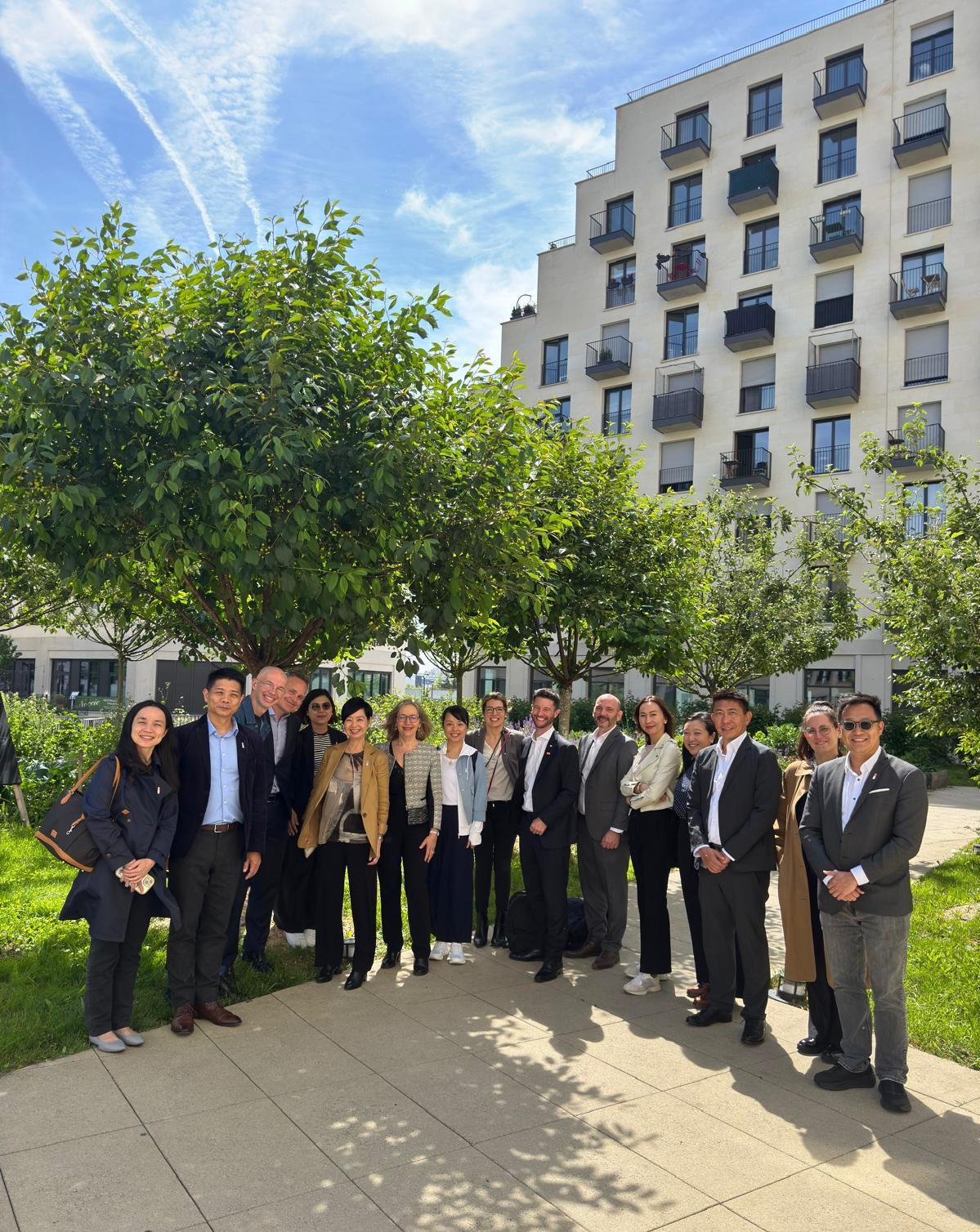 The Secretary for Housing, Ms Winnie Ho, began her visit to Paris, France, yesterday (May 19, Paris time). Photo shows Ms Ho (sixth left) visiting a zero carbon district in Paris, Îlot Fertile, in the afternoon.