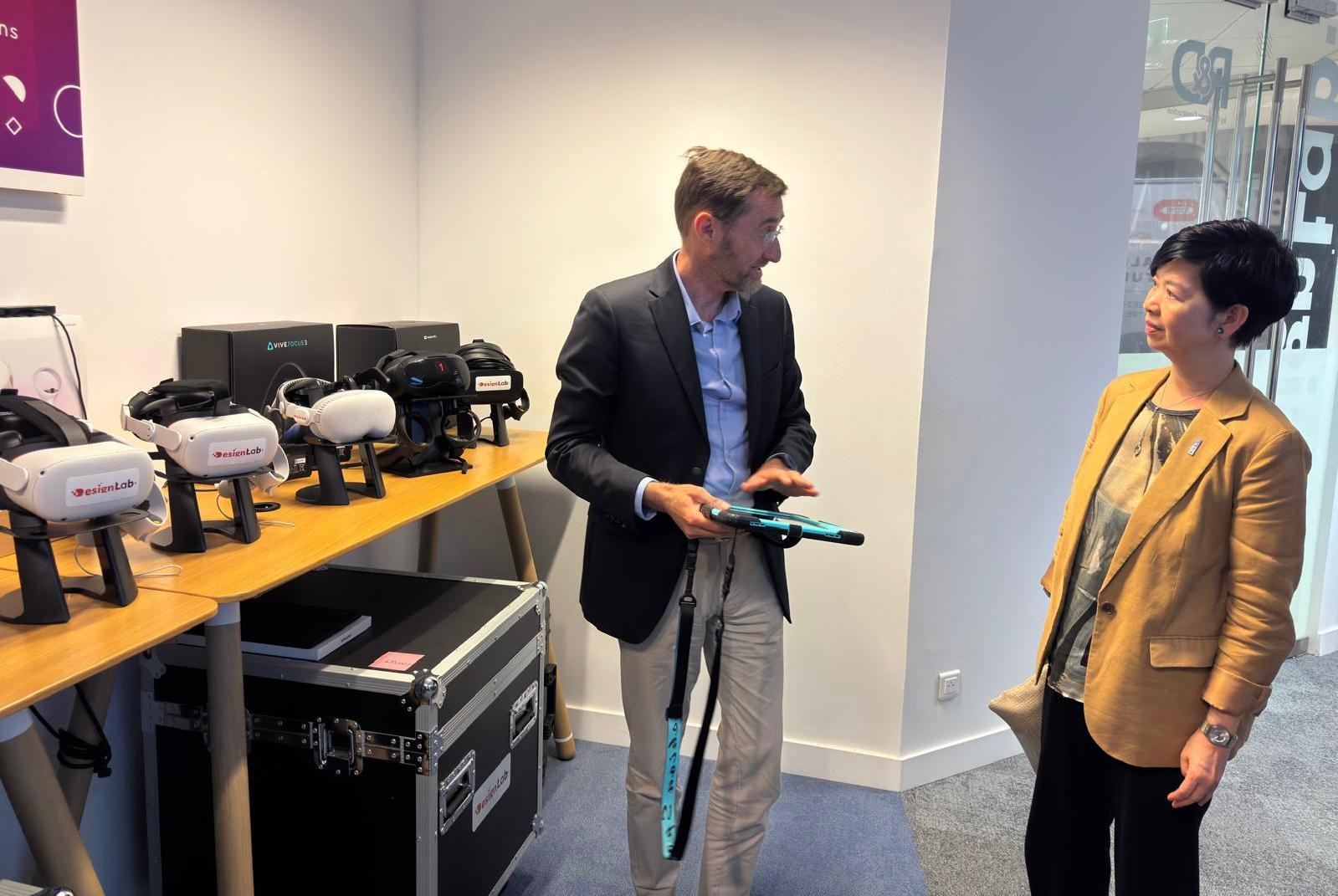 The Secretary for Housing, Ms Winnie Ho, began her visit to Paris, France, yesterday (May 19, Paris time). Photo shows Ms Ho (right) visiting the Construction Innovation Centre at the Bouygues Construction headquarters yesterday.