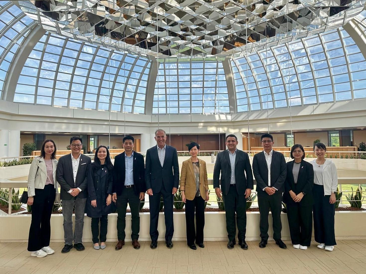 The Secretary for Housing, Ms Winnie Ho, began her visit to Paris, France, yesterday (May 19, Paris time). Photo shows Ms Ho (fifth right) meeting with the Chairman and Chief Executive Officer (CEO) of the Bouygues Construction Group (the Group), Mr Pascal Minault (fifth left), and Deputy CEO of the Group Mr Pierre-Éric Saint-André (fourth right) yesterday to exchange ideas on the latest smart building technologies, green building and sustainable urban development.