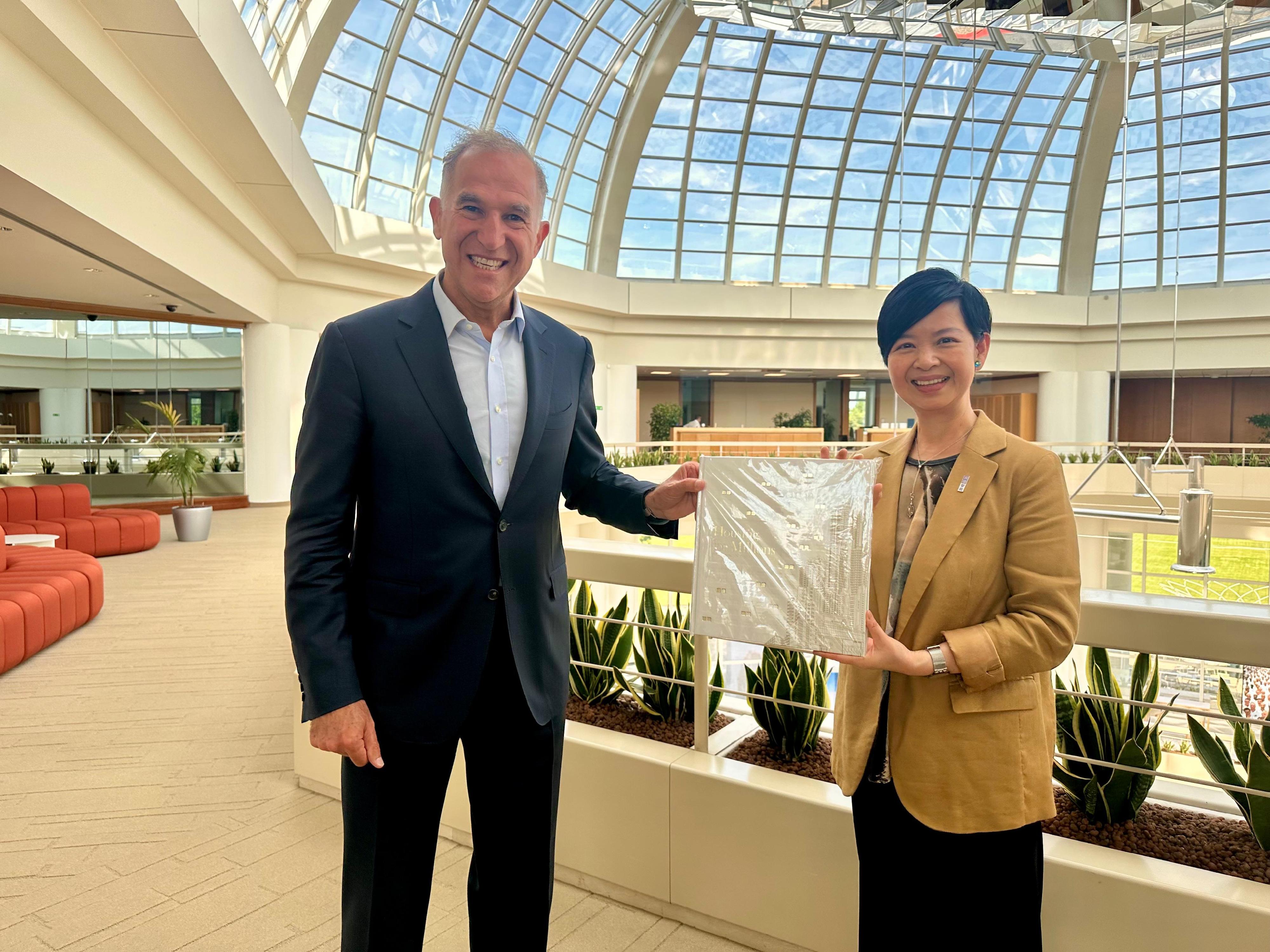 The Secretary for Housing, Ms Winnie Ho, began her visit to Paris, France, yesterday (May 19, Paris time). Photo shows Ms Ho (right) meeting with the Chairman and Chief Executive Officer of the Bouygues Construction Group, Mr Pascal Minault (left), yesterday to exchange ideas on the latest smart building technologies, green building and sustainable urban development.