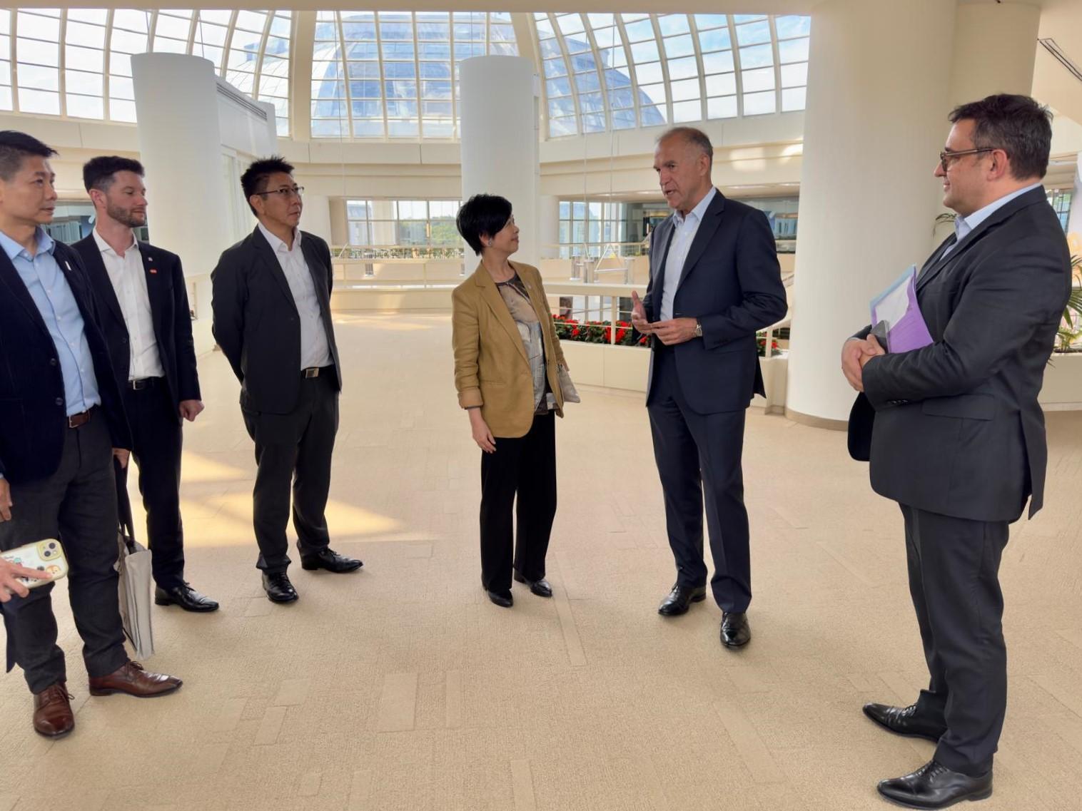 The Secretary for Housing, Ms Winnie Ho, began her visit to Paris, France, yesterday (May 19, Paris time). Photo shows Ms Ho (third right) meeting with the Chairman and Chief Executive Officer of the Bouygues Construction Group, Mr Pascal Minault (second right), yesterday to exchange ideas on the latest smart building technologies, green building and sustainable urban development.
