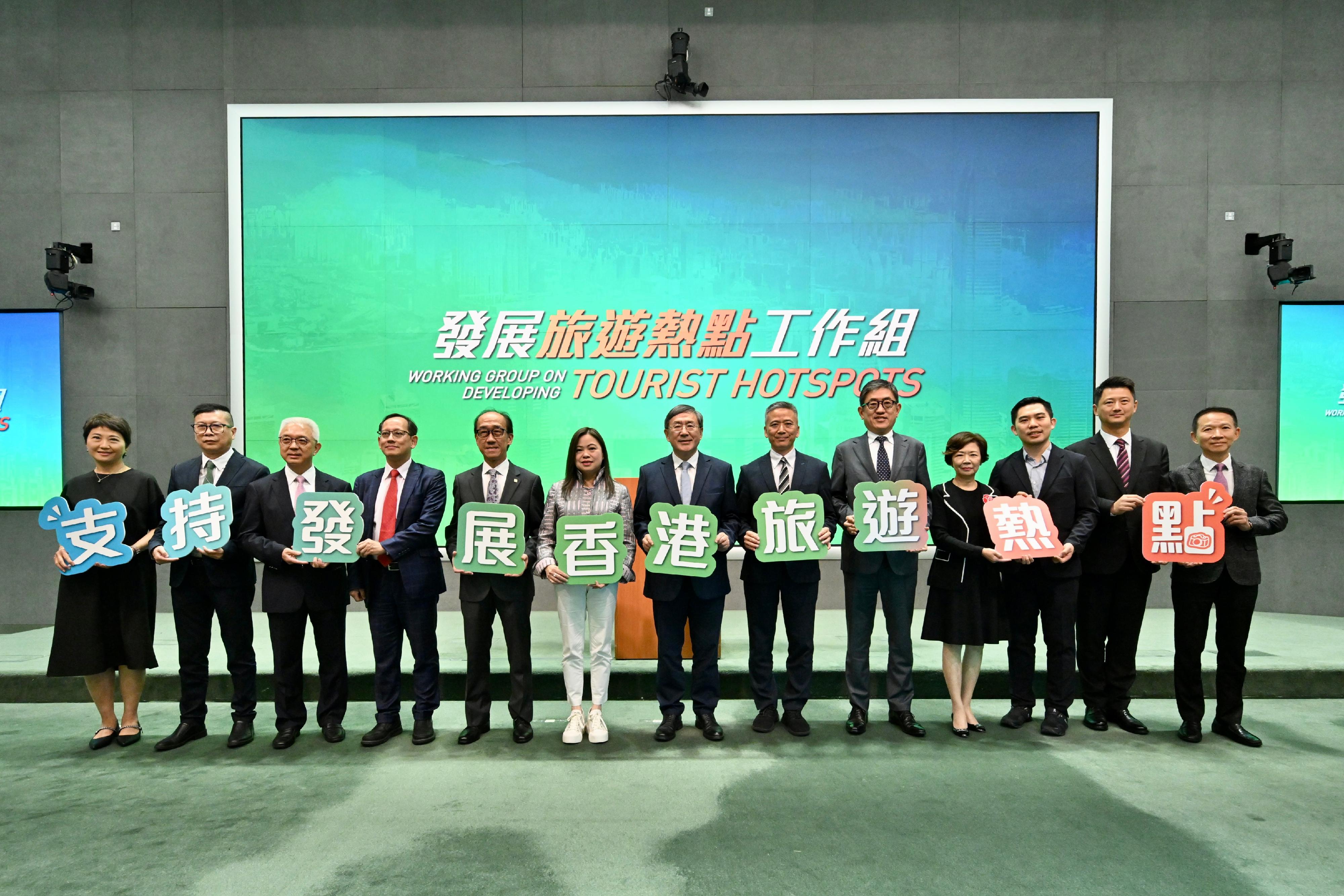 由政務司副司長卓永興擔任組長的發展旅遊熱點工作組今日（五月二十日）與旅遊業界代表會面簡介將推行的項目。圖示卓永興（中）、文化體育及旅遊局局長羅淑佩（左六）、立法會議員姚柏良（右六）、香港旅遊發展局總幹事程鼎一（右五）、香港旅遊業議會主席譚光舜（左五）和其他業界代表合照。