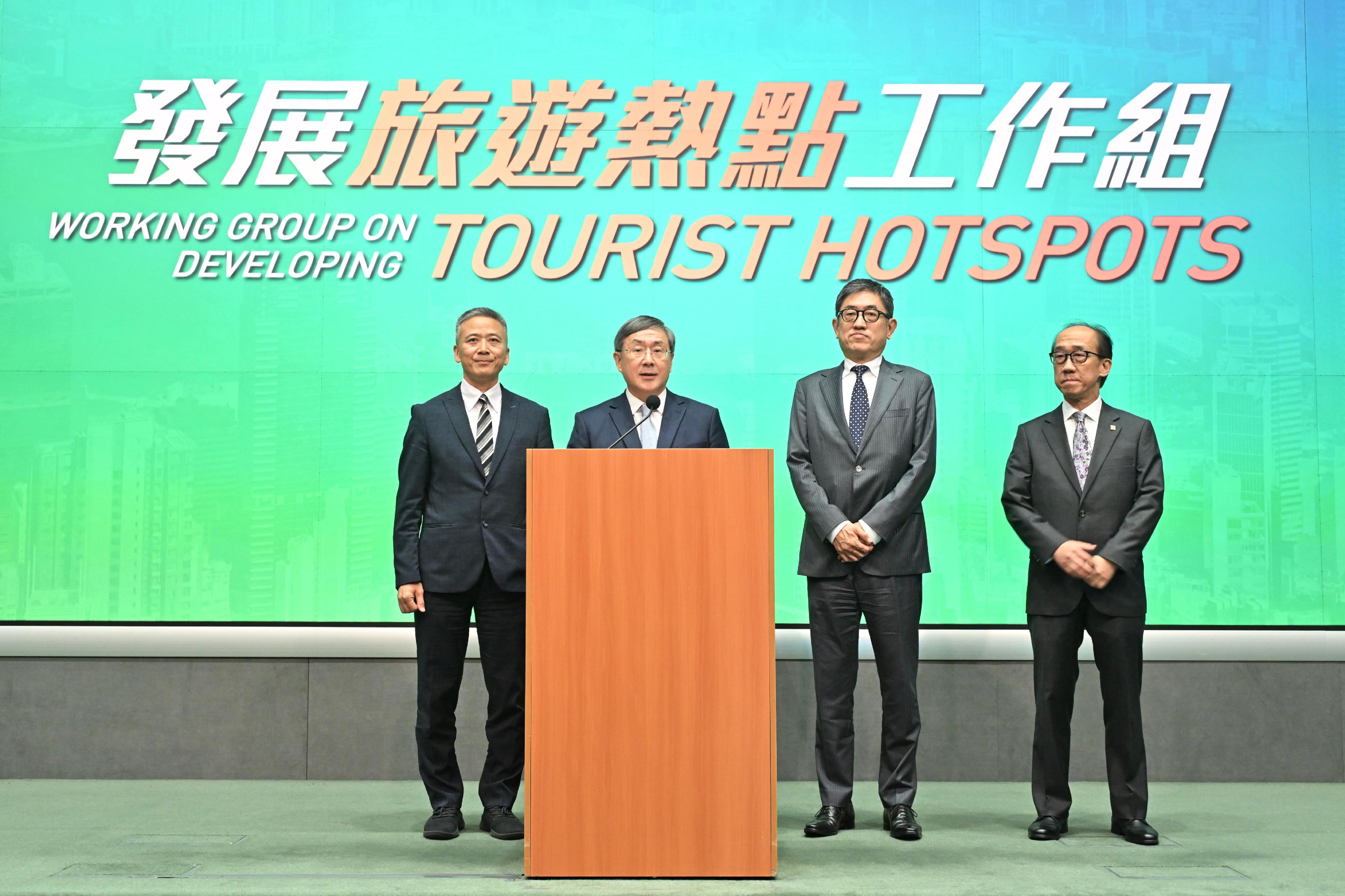 由政務司副司長卓永興擔任組長的發展旅遊熱點工作組今日（五月二十日）與旅遊業界代表會面簡介將推行的項目。圖示卓永興（左二）與業界代表於會後會見傳媒。