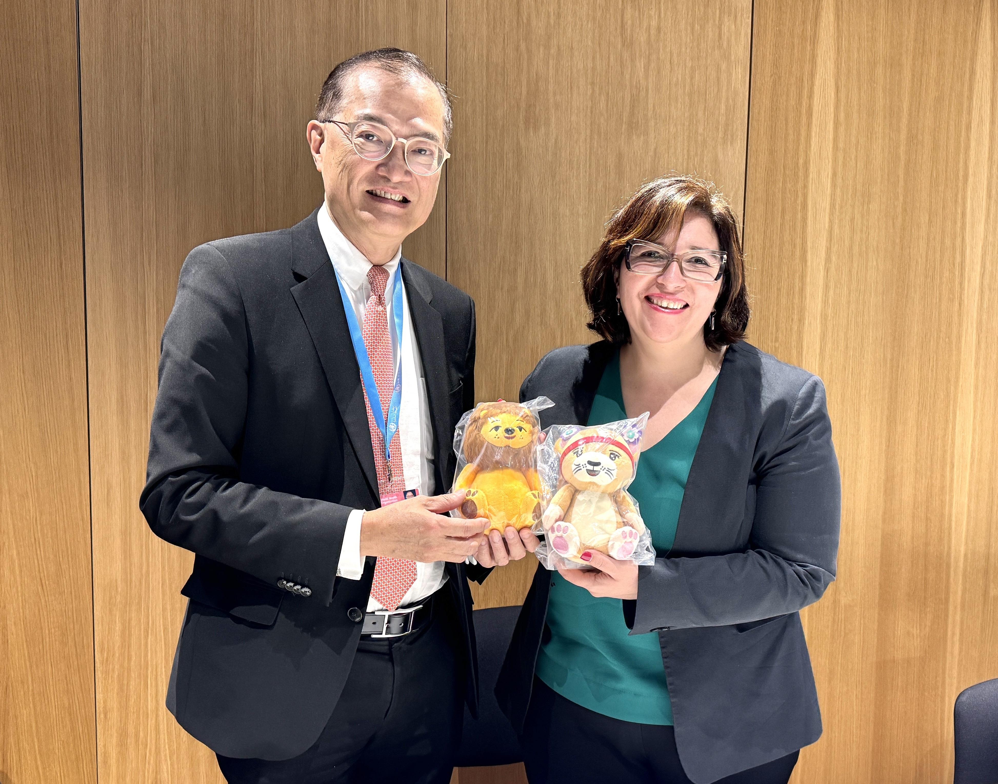 The Secretary for Health, Professor Lo Chung-mau (left) met with the Director of the Department of Nutrition and Food Safety of the World Health Organization, Dr Luz María De Regil (right) in Geneva, Switzerland, yesterday (May 20, Geneva time) to discuss the strategies and interventions for obesity and weight management.