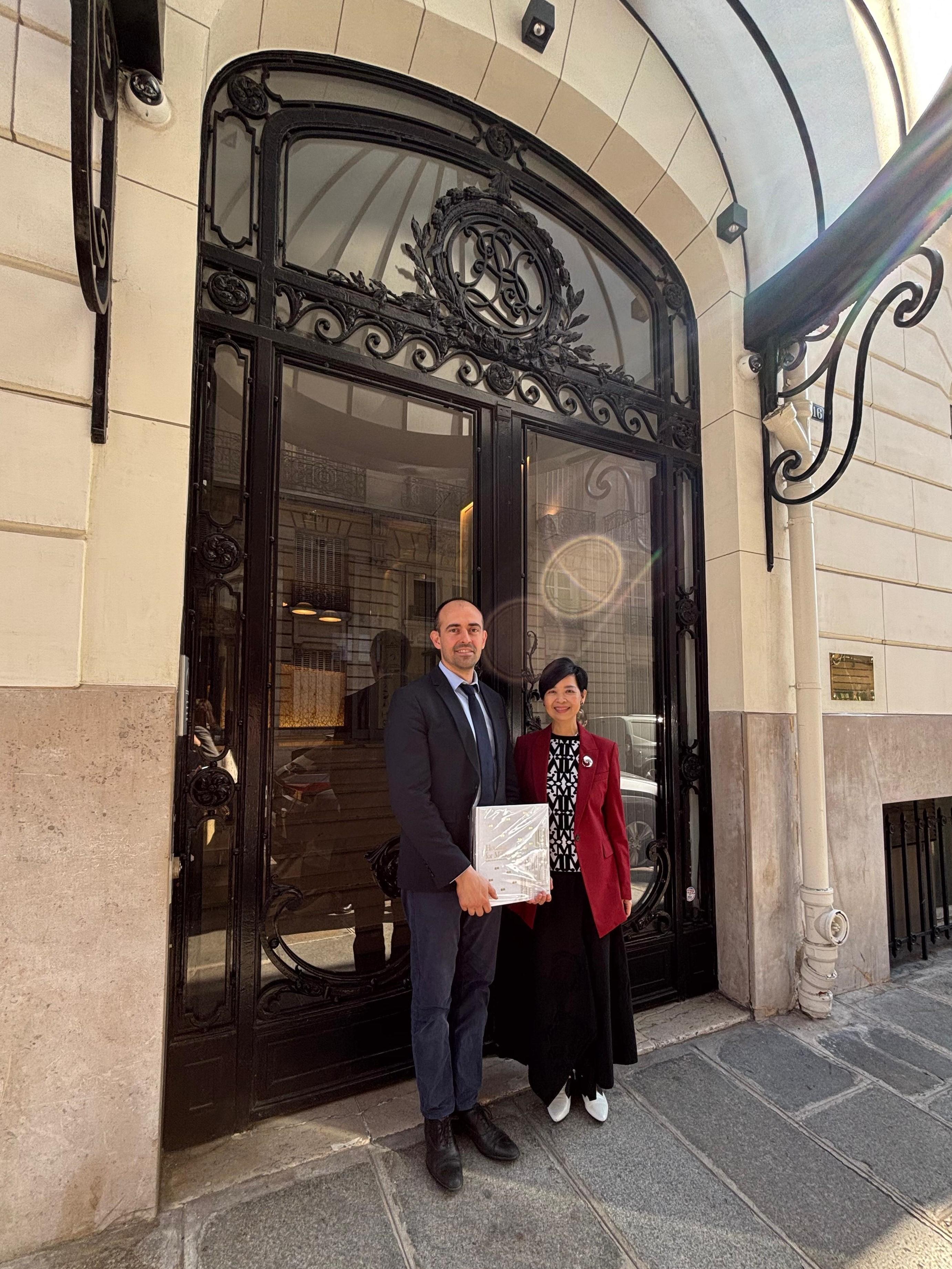 The Secretary for Housing, Ms Winnie Ho, continued her visit to Paris, France, yesterday (May 20, Paris time). Photo shows Ms Ho (right) visiting the headquarters of a local social housing association, L'Union sociale pour l'habitat (USH), in the morning and meeting with the Director of Economic and Financial Studies at the USH, Mr Christophe Bellégo (left), to learn about the organisation's work, including conducting research and analysis on local housing issues, contributing to their government's policy formulation.