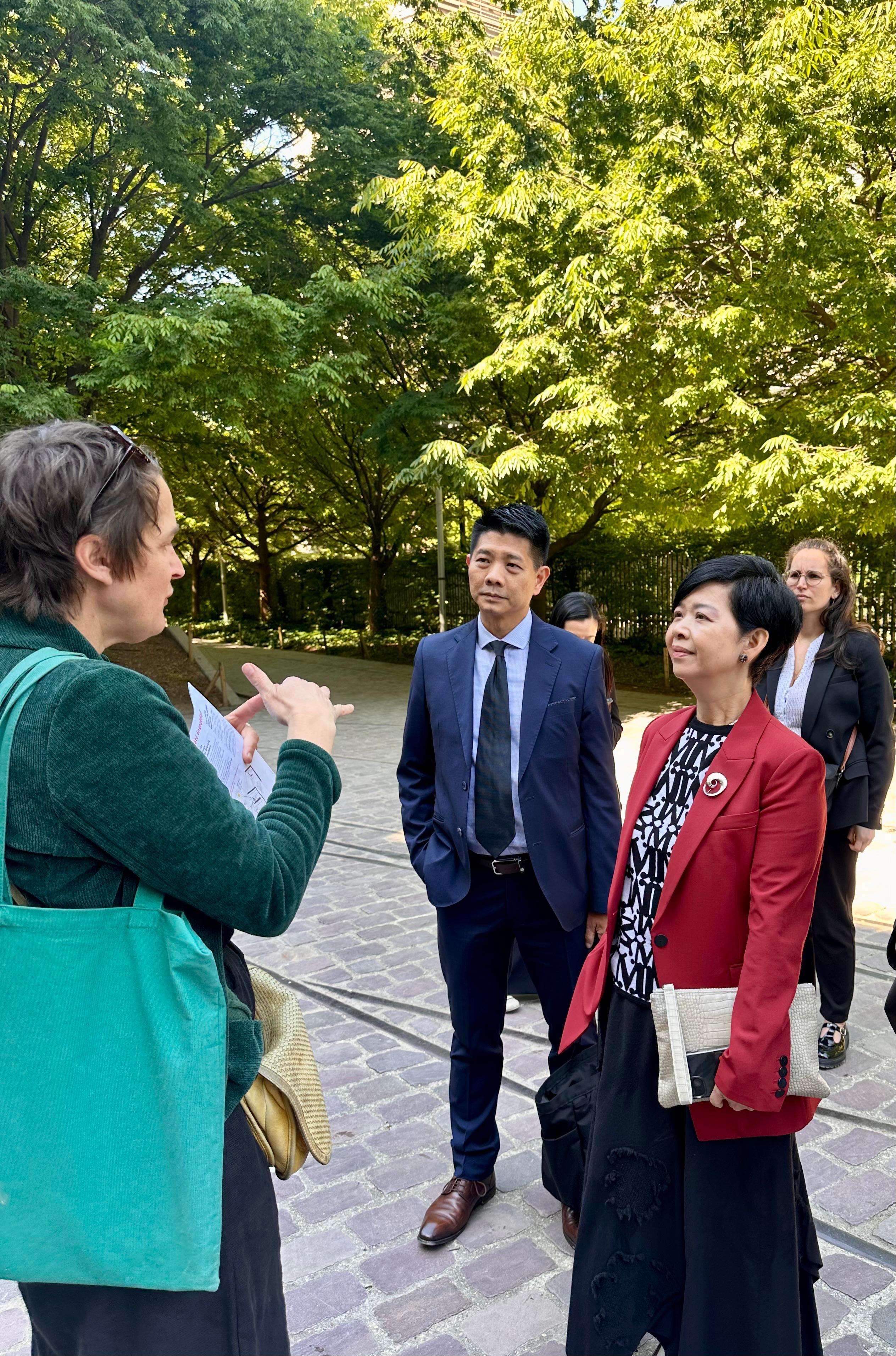 The Secretary for Housing, Ms Winnie Ho, continued her visit to Paris, France, yesterday (May 20, Paris time). Photo shows Ms Ho (first right) visiting Clichy-Batignolles, an eco-neighbourhood in Paris.