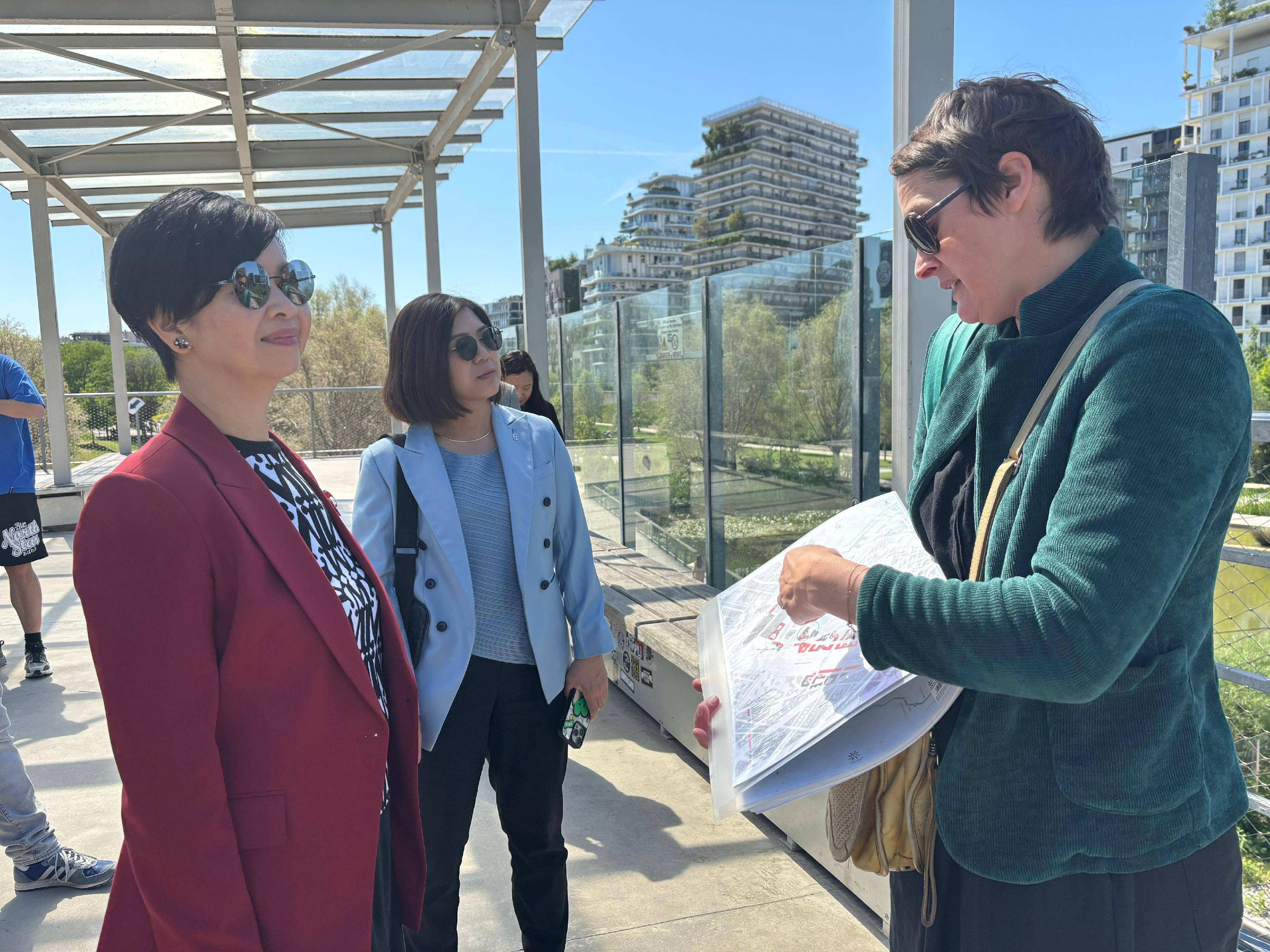 The Secretary for Housing, Ms Winnie Ho, continued her visit to Paris, France, yesterday (May 20, Paris time). Photo shows Ms Ho (first left) visiting Clichy-Batignolles, an eco-neighbourhood in Paris.
