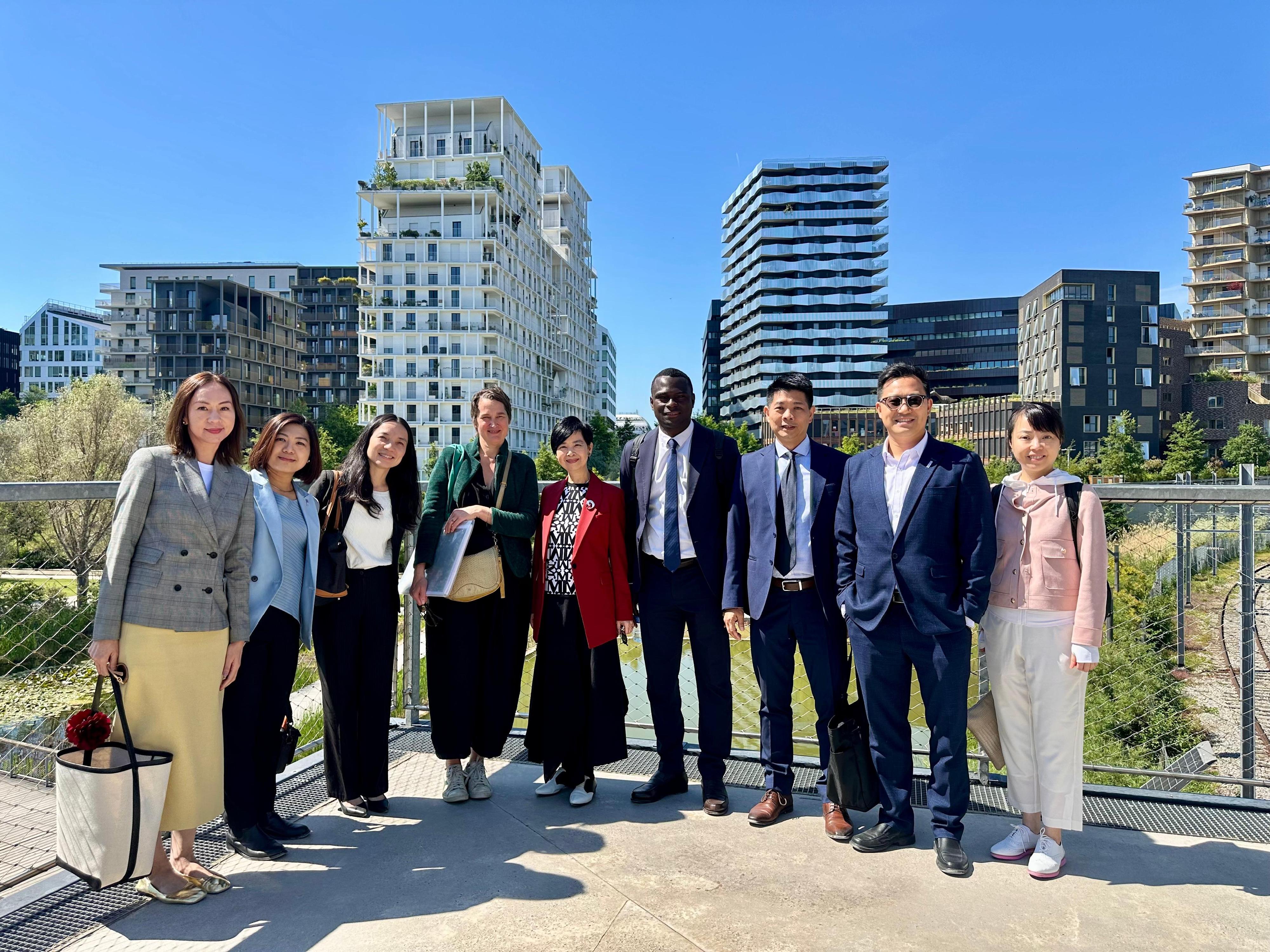 The Secretary for Housing, Ms Winnie Ho, continued her visit to Paris, France, yesterday (May 20, Paris time). Photo shows Ms Ho (centre) visiting Clichy-Batignolles, an eco-neighbourhood in Paris.