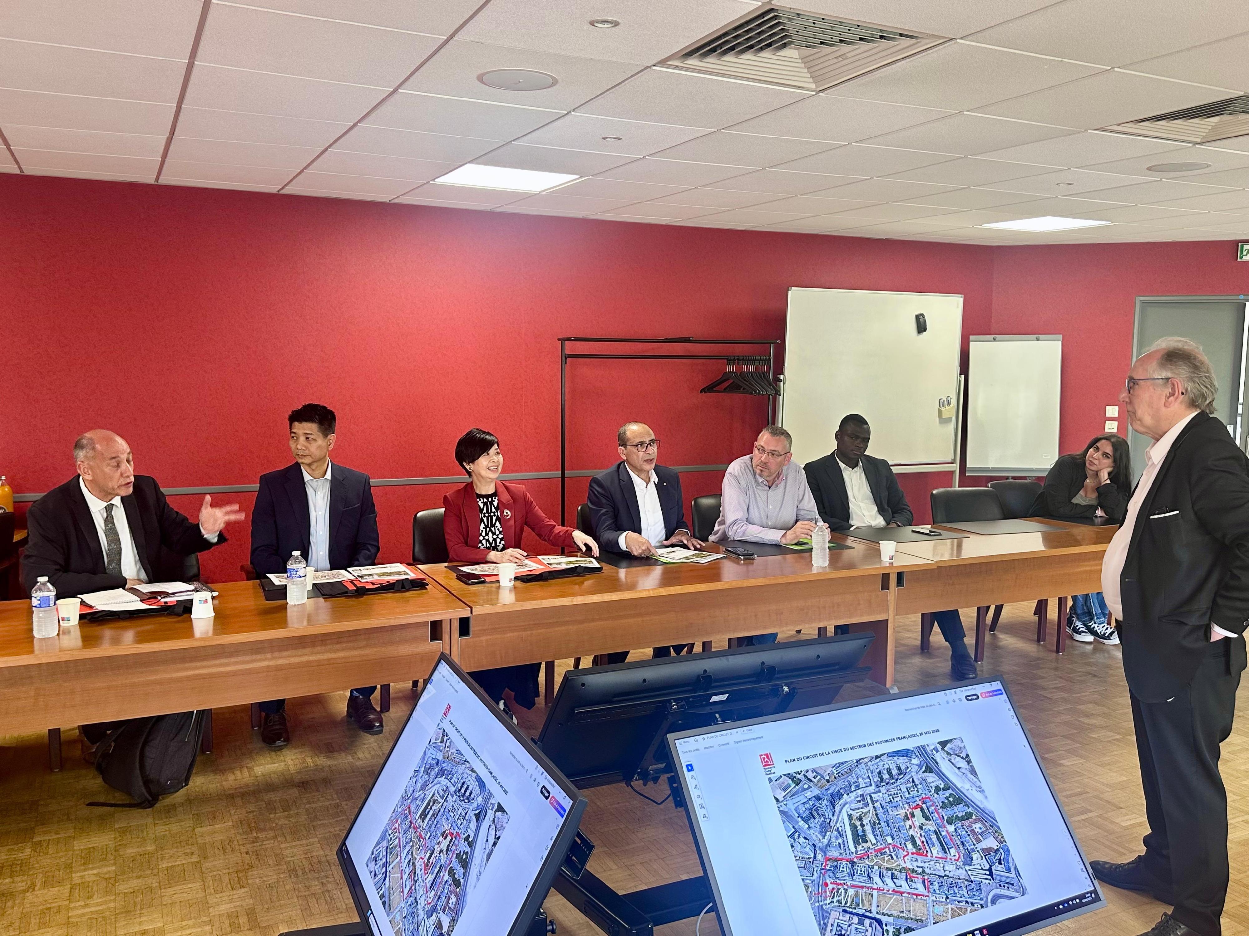 The Secretary for Housing, Ms Winnie Ho, continued her visit to Paris, France, yesterday (May 20, Paris time). Photo shows Ms Ho (third left) visiting Ecoquartier Nanterre Université, an eco-neighbourhood in Paris.